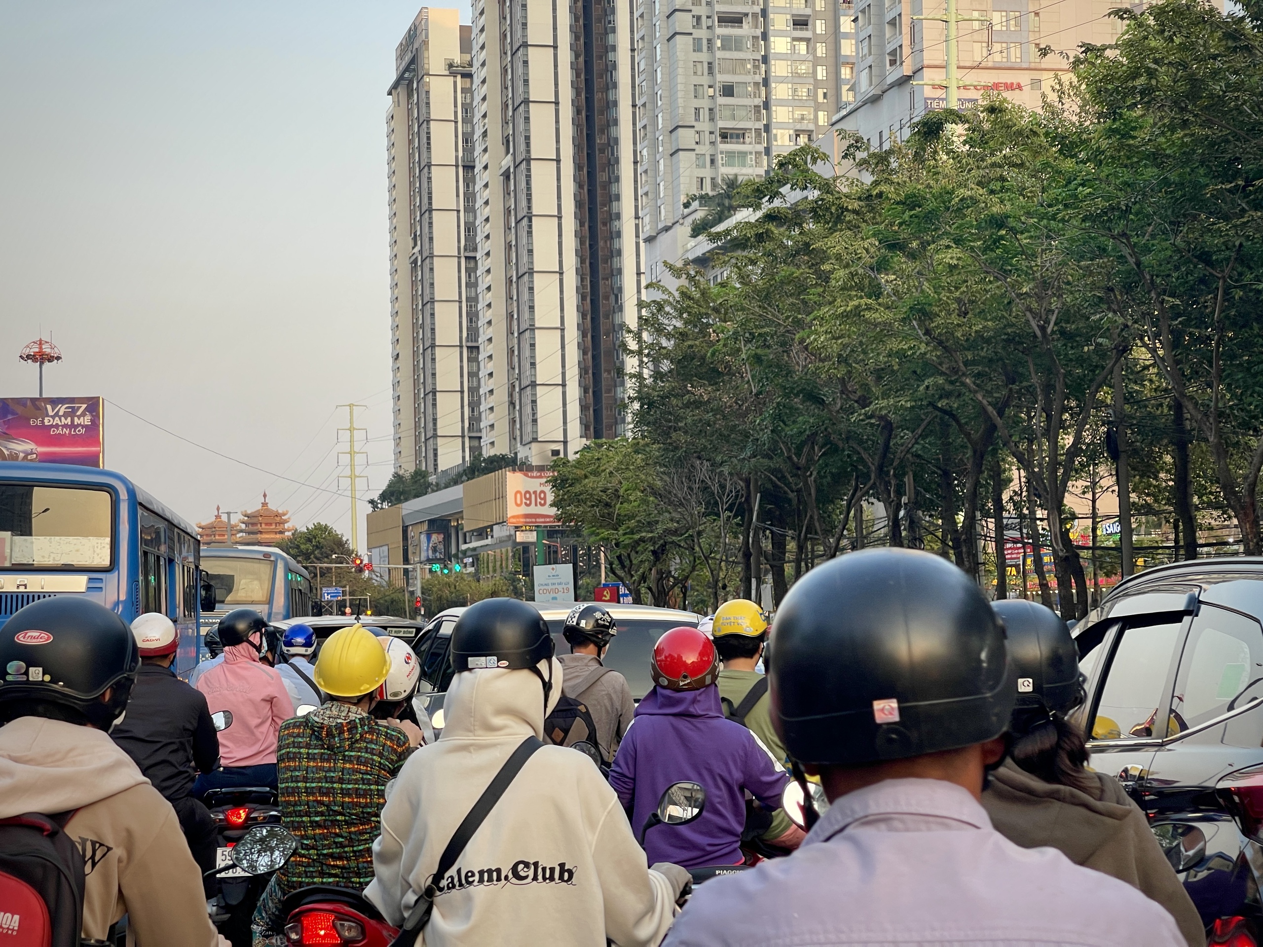Nhiều tuyến đường ở TP HCM &ugrave;n ứ, xe cộ chen ch&uacute;c- Ảnh 3.