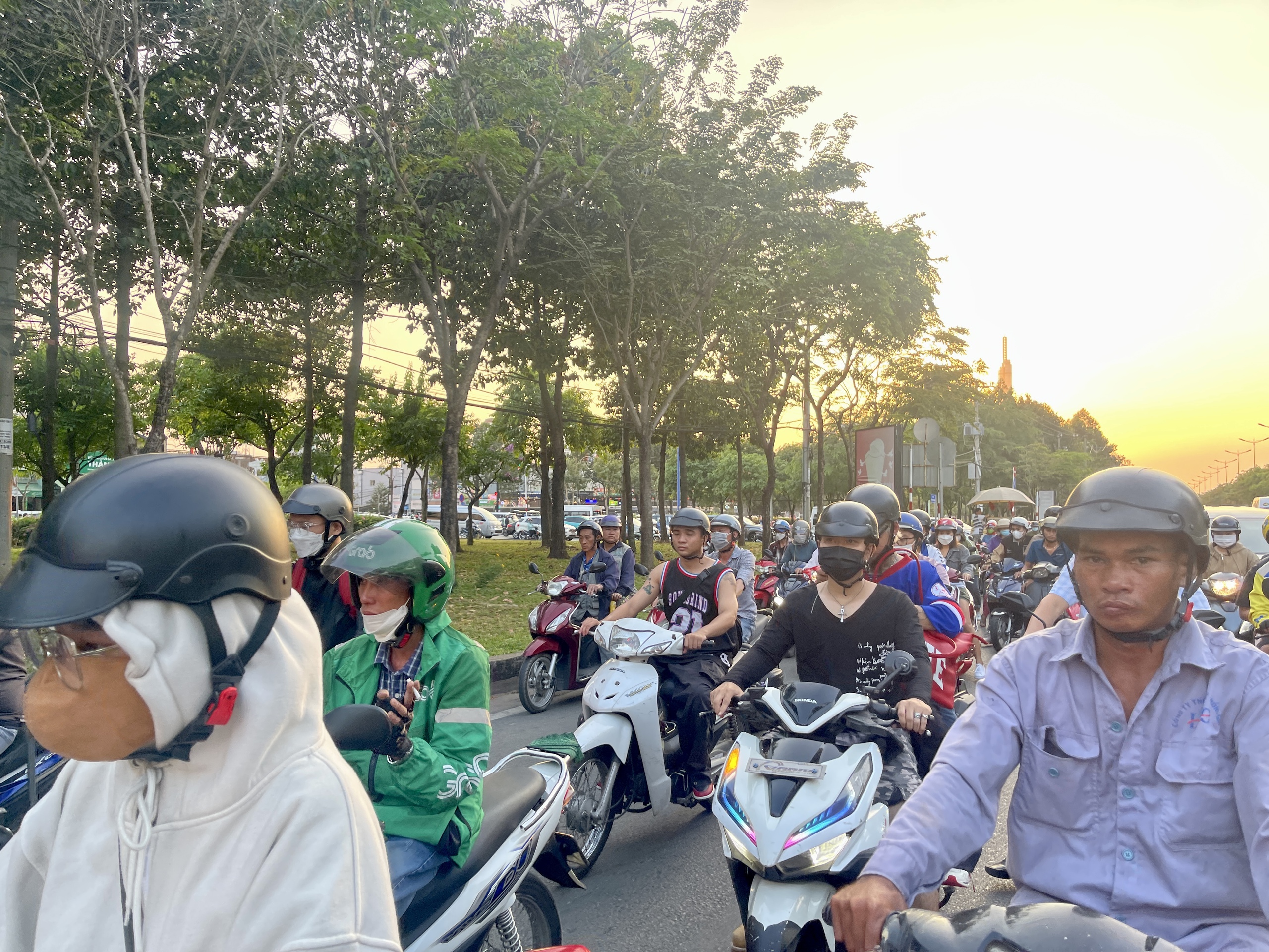 Nhiều tuyến đường ở TP HCM &ugrave;n ứ, xe cộ chen ch&uacute;c- Ảnh 4.