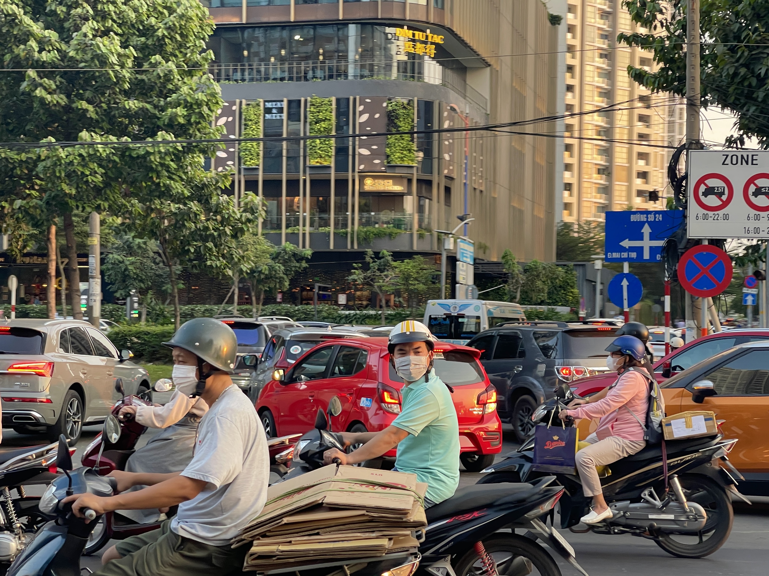 Nhiều tuyến đường ở TP HCM &ugrave;n ứ, xe cộ chen ch&uacute;c- Ảnh 5.