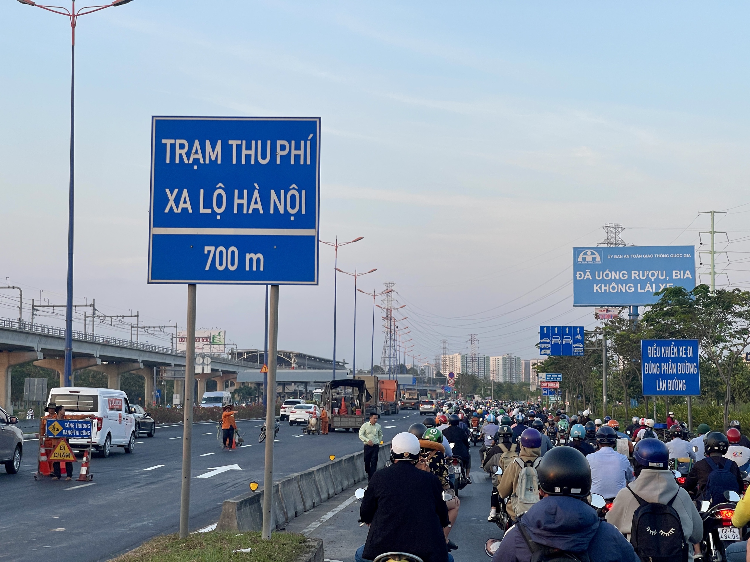 Nhiều tuyến đường ở TP HCM &ugrave;n ứ, xe cộ chen ch&uacute;c- Ảnh 7.