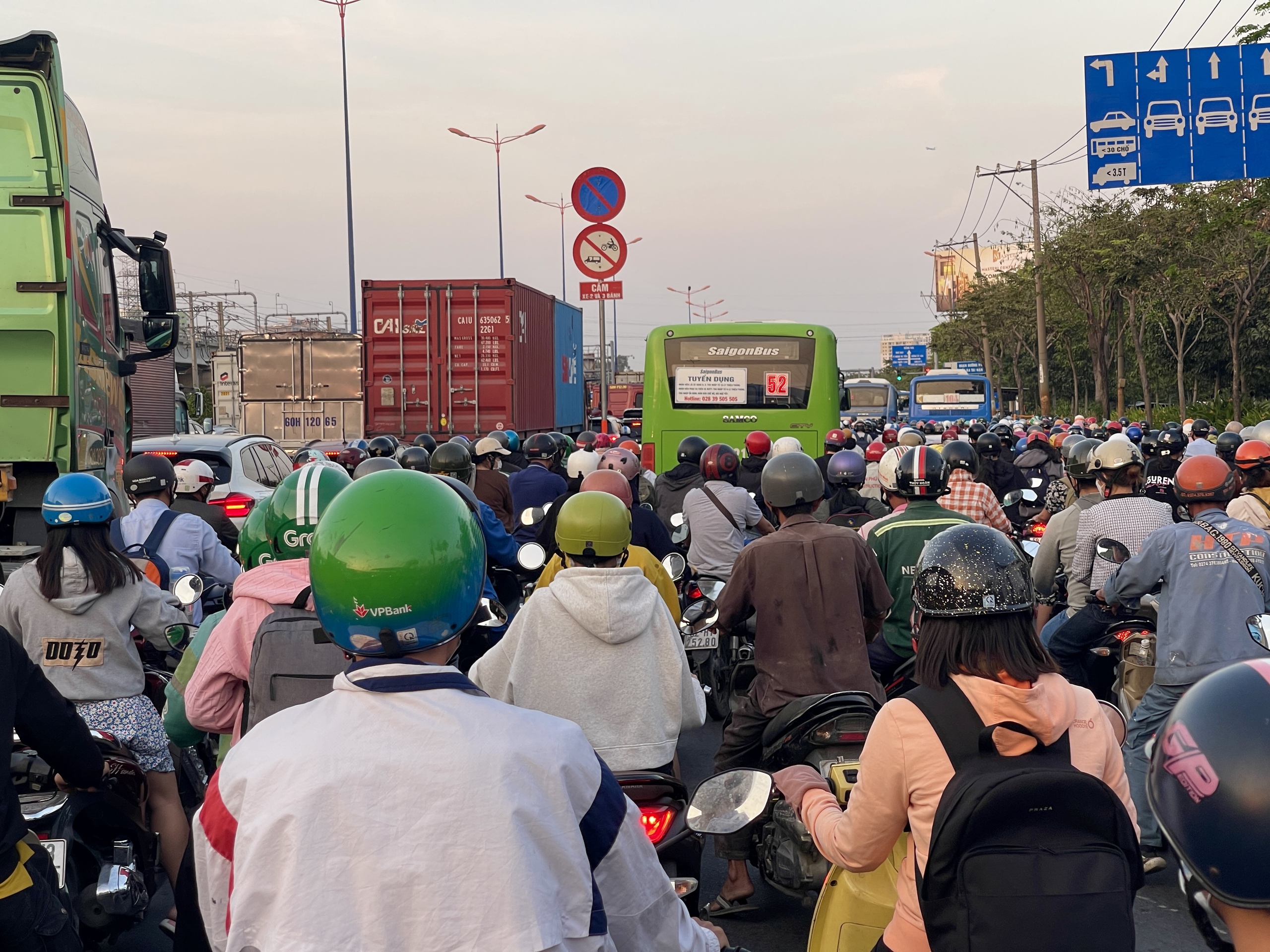 Nhiều tuyến đường ở TP HCM &ugrave;n ứ, xe cộ chen ch&uacute;c- Ảnh 9.