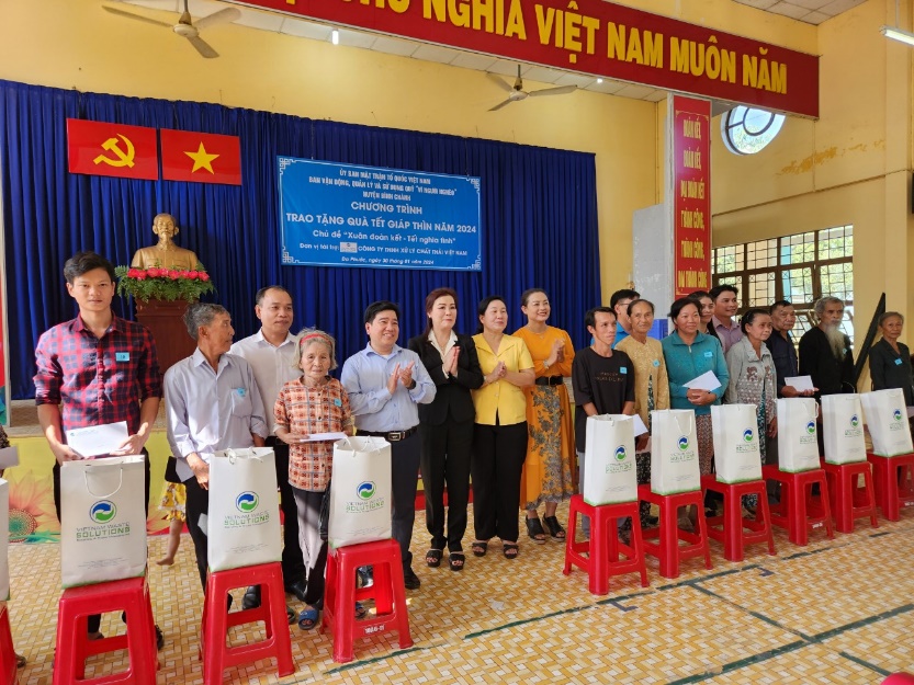 Q:\ChuyenDe\31-1\Bà con nghèo ở 3 xã Phong Phú, Qui Đức và Đa Phước được tặng quà tết từ công ty VWS.jpg