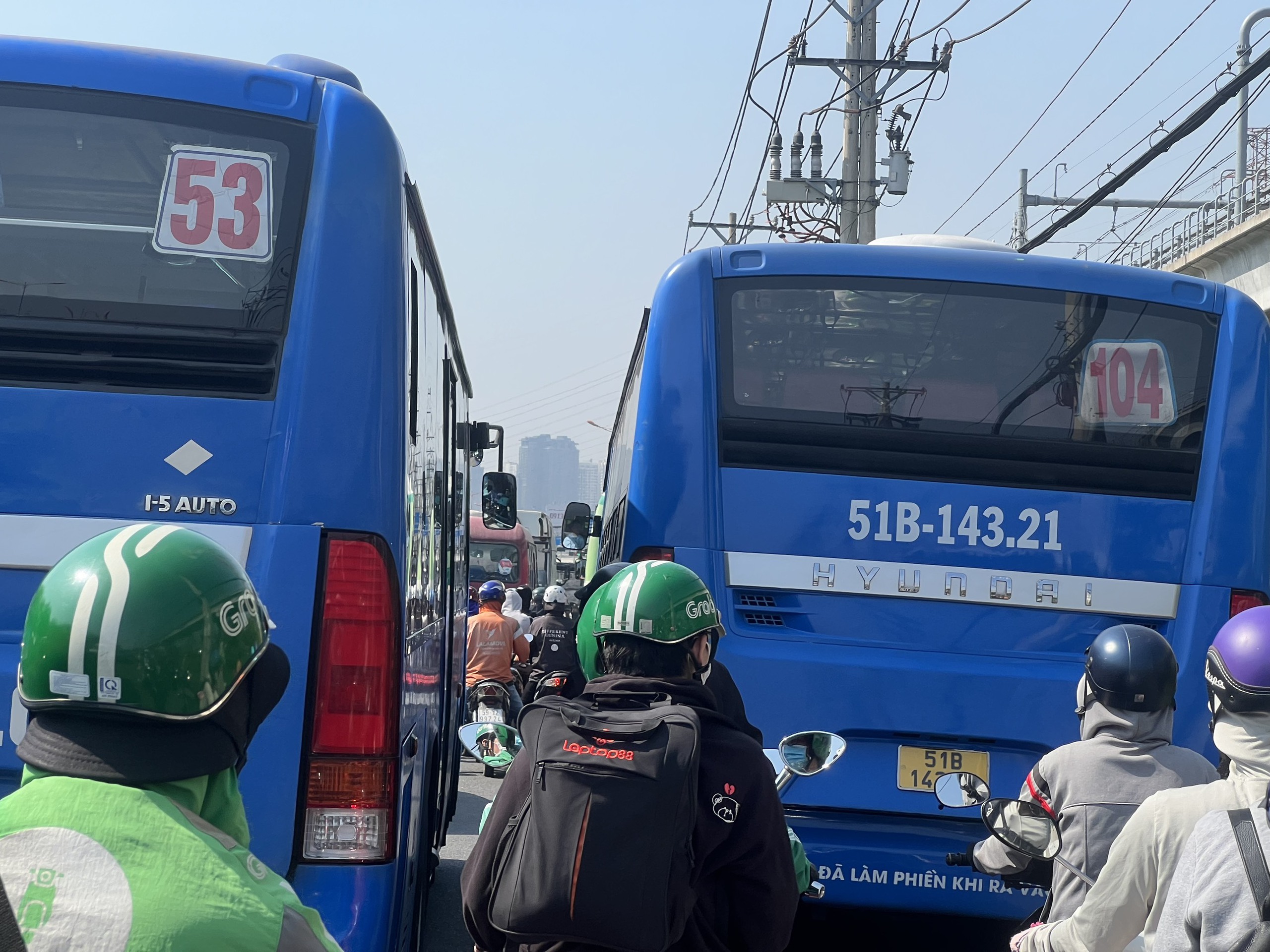 Nhiều tuyến đường ở TP HCM &ugrave;n ứ, xe cộ chen ch&uacute;c- Ảnh 10.