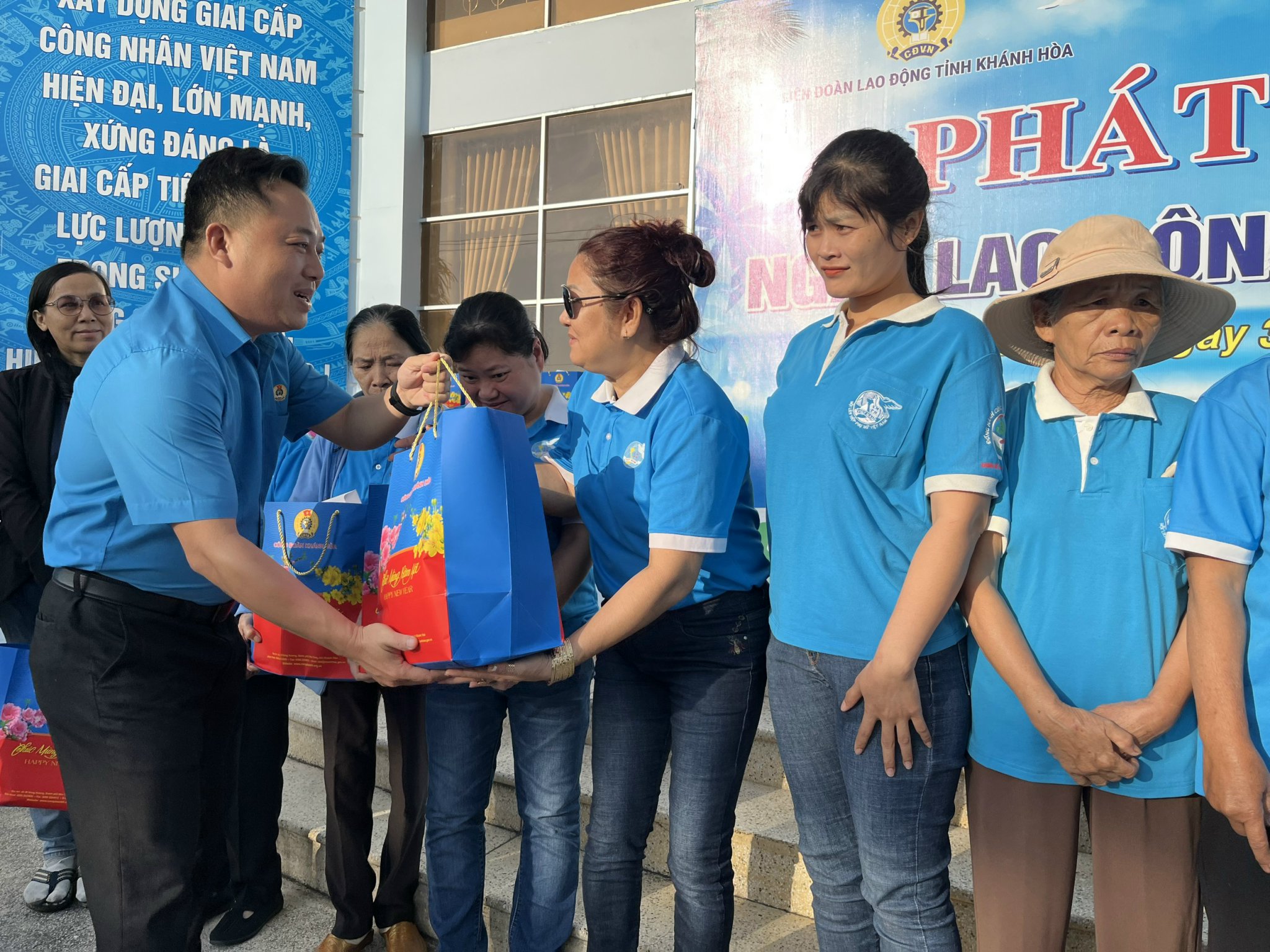 Kh&aacute;nh Ho&agrave; ph&aacute;t động ng&agrave;y lao động v&igrave; cộng đồng- Ảnh 2.