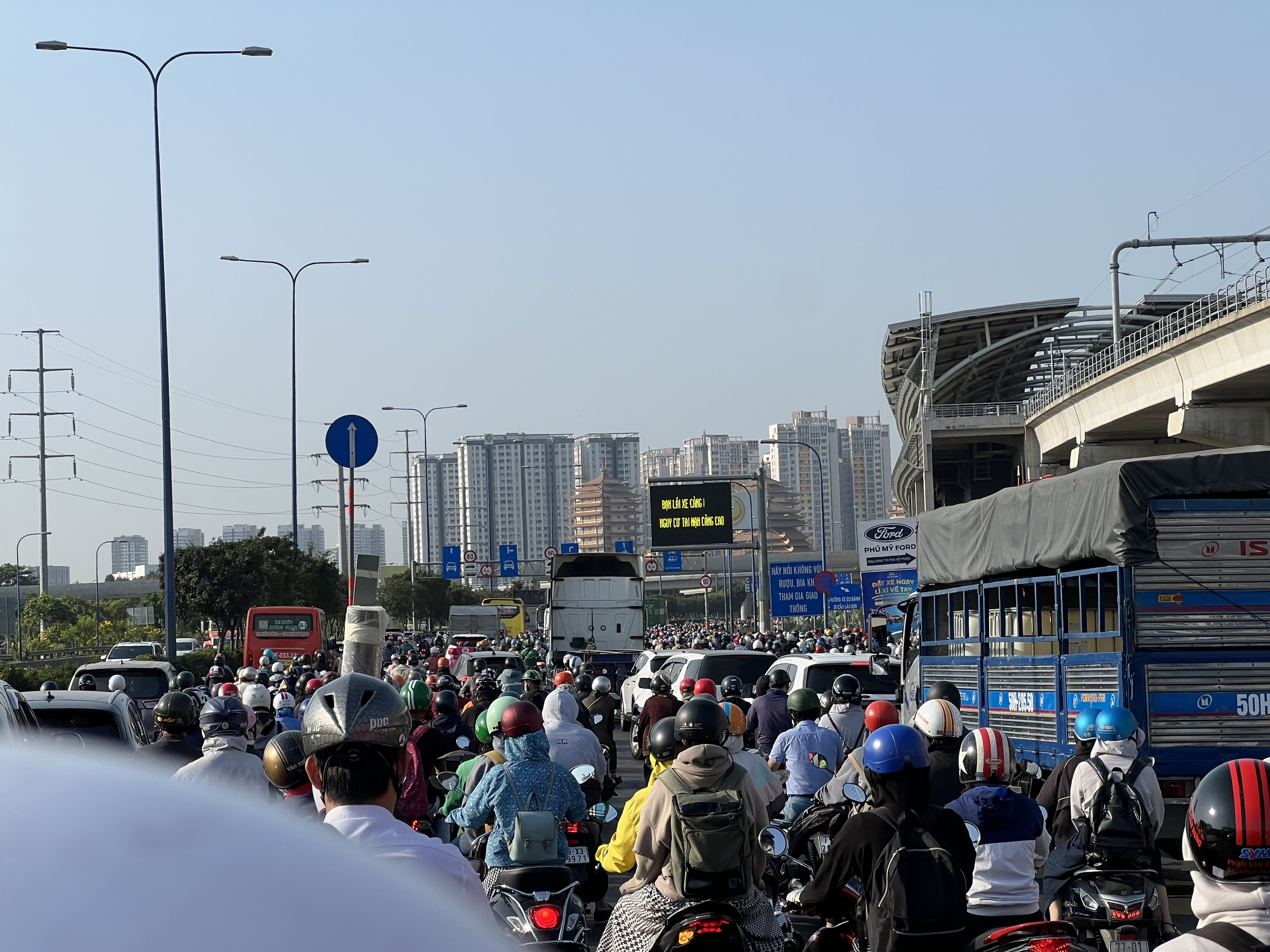 Nhiều tuyến đường ở TP HCM &ugrave;n ứ, xe cộ chen ch&uacute;c- Ảnh 13.