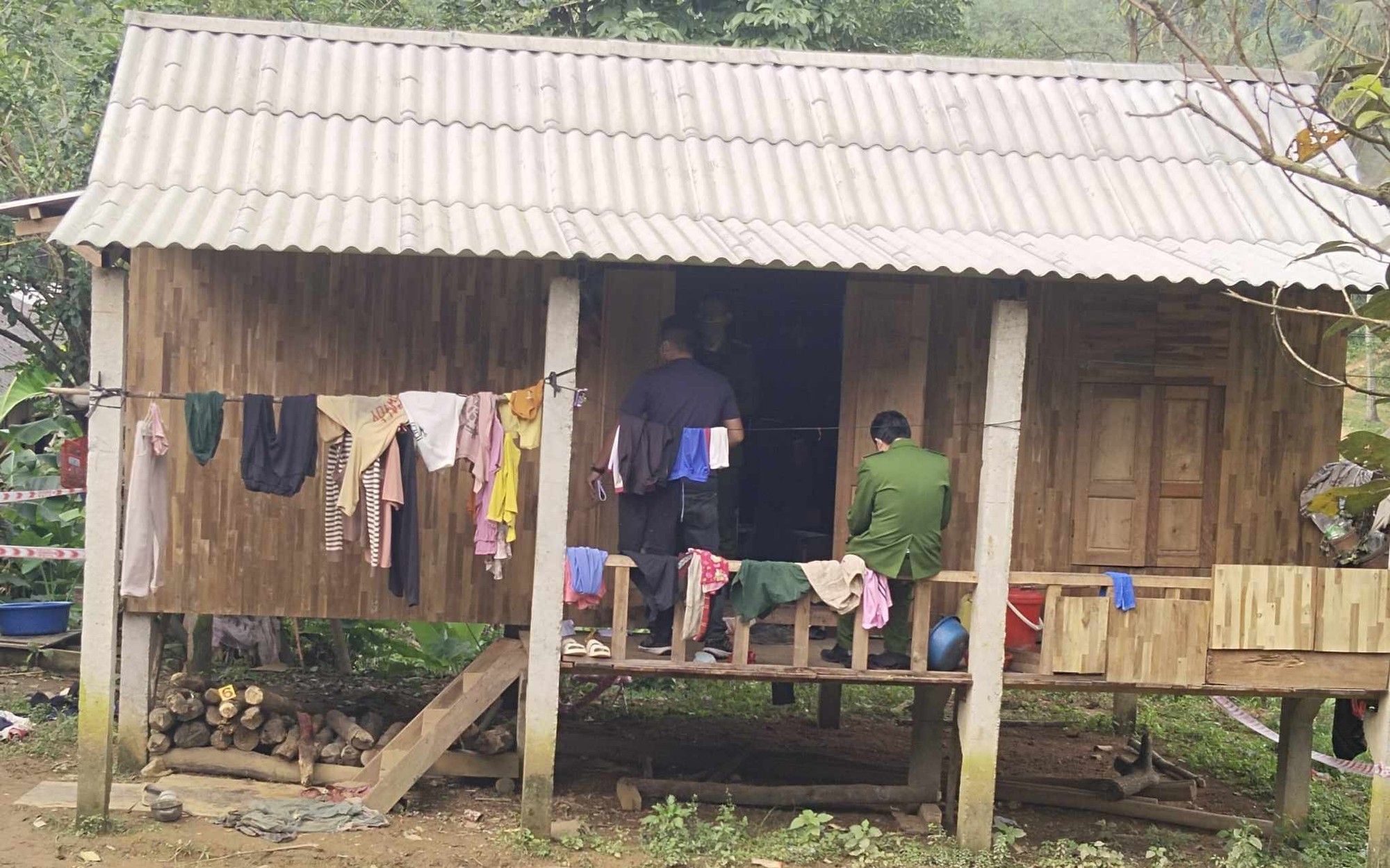 Phát hiện người phụ nữ và con trai 1 tuổi tử vong trong nhà