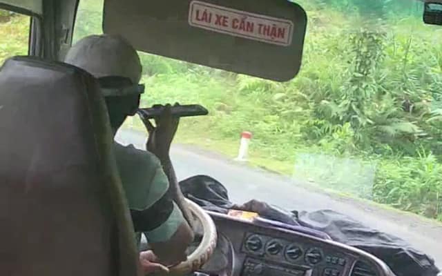 Bị quay clip vừa lái xe vừa nghe điện thoại, tài xế nhận cái kết đắng