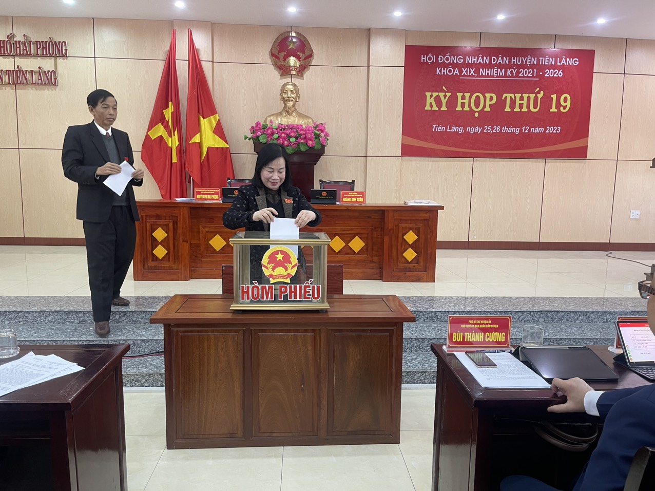 Một Chủ tịch UBND huyện xin từ chức vì phiếu tín nhiệm thấp- Ảnh 3.