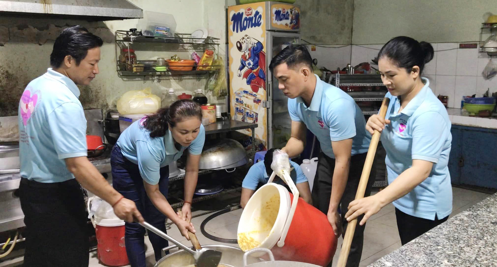 Tấm lòng thơm thảo của vợ chồng bác sĩ- Ảnh 1.