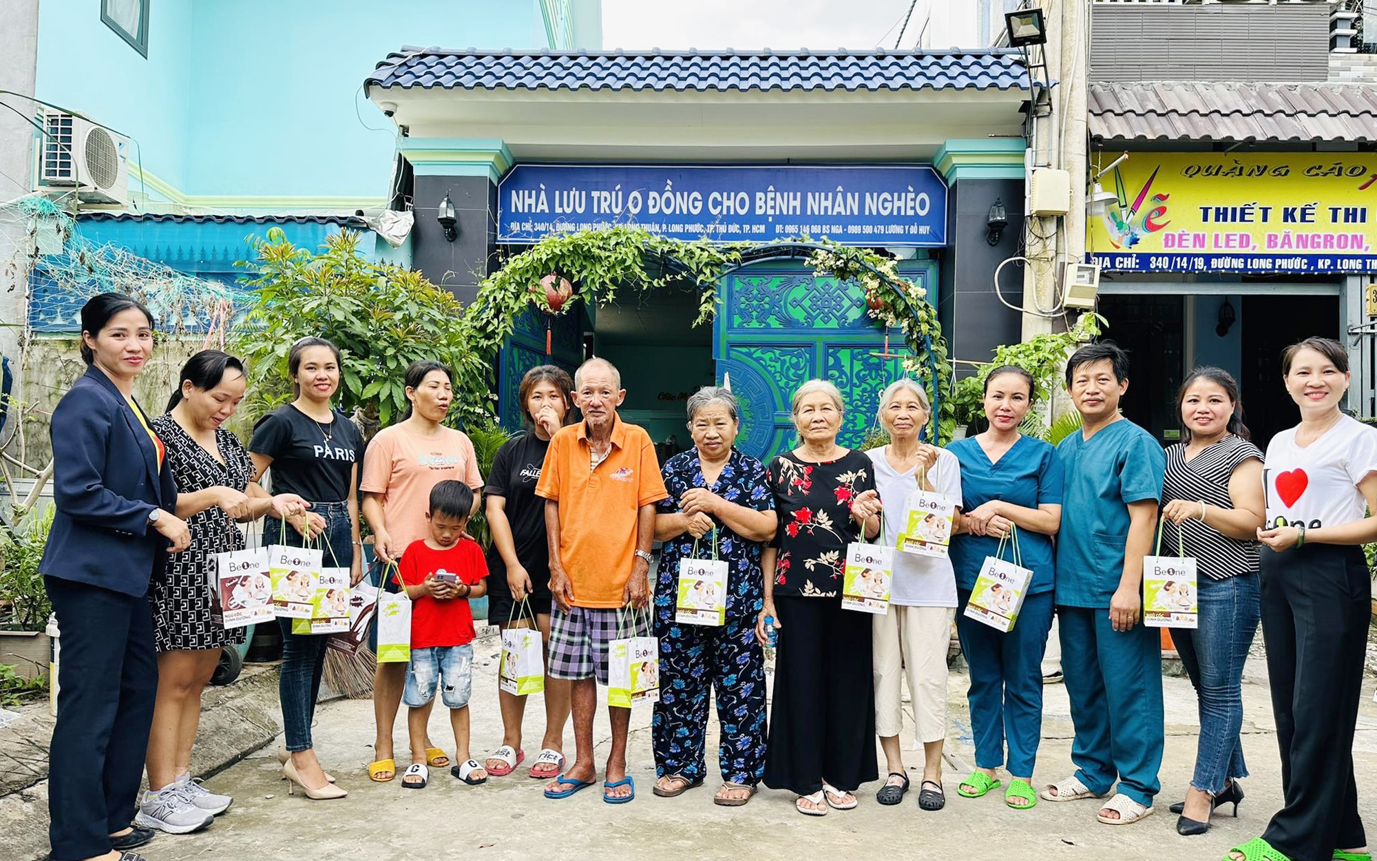 Tấm lòng thơm thảo của vợ chồng bác sĩ