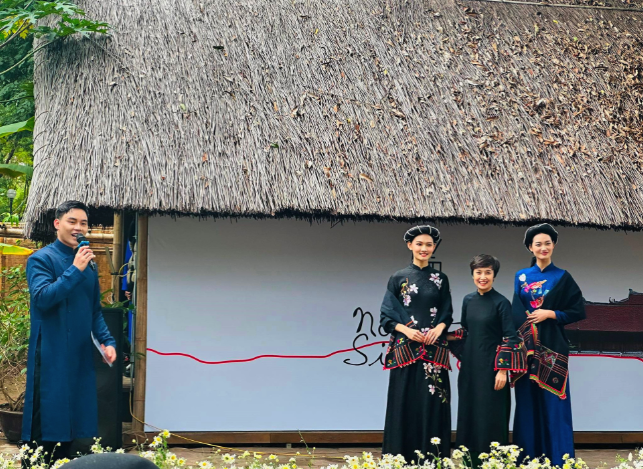 Nh&agrave; thiết kế Minh Hạnh, Hoa hậu Ngọc H&acirc;n tr&igrave;nh diễn &aacute;o d&agrave;i tại Văn Miếu- Ảnh 1.