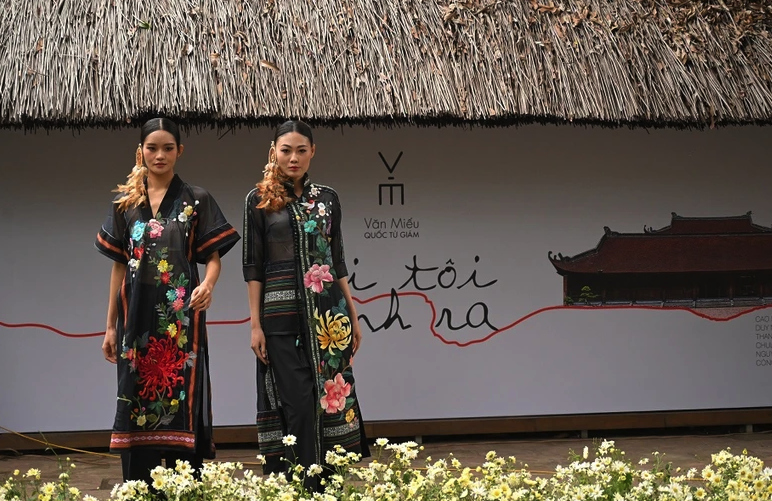 Nh&agrave; thiết kế Minh Hạnh, Hoa hậu Ngọc H&acirc;n tr&igrave;nh diễn &aacute;o d&agrave;i tại Văn Miếu- Ảnh 2.