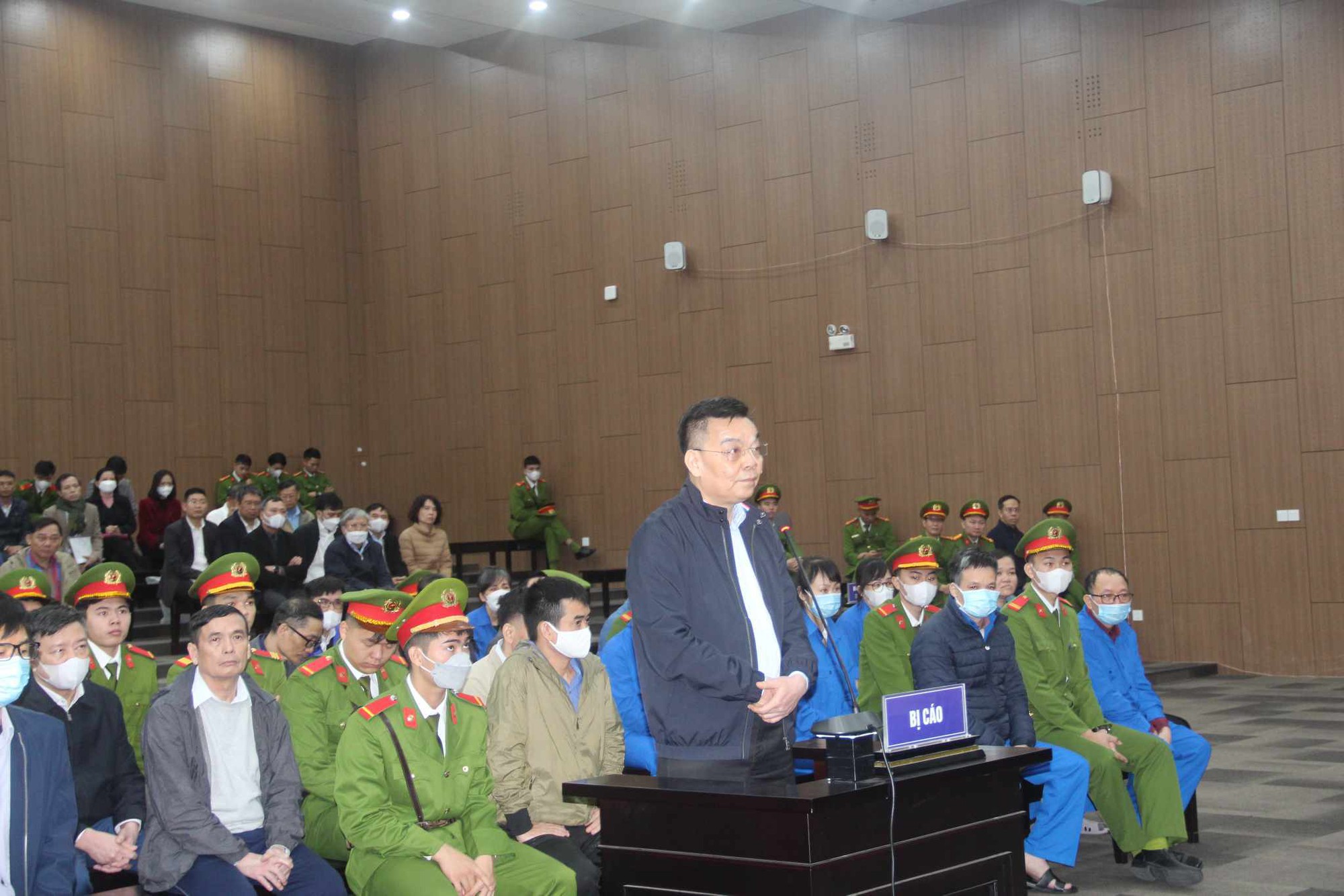 Cựu bộ trưởng Chu Ngọc Anh mỉm cười đ&aacute;p khi được hỏi "c&oacute; bị bức cung nhục h&igrave;nh?"- Ảnh 1.