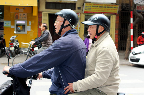 Ông Hùng (ngồi sau) cùng thành viên tổ đi tuần tra trên địa bàn phường. (Ảnh nhân vật cung cấp)