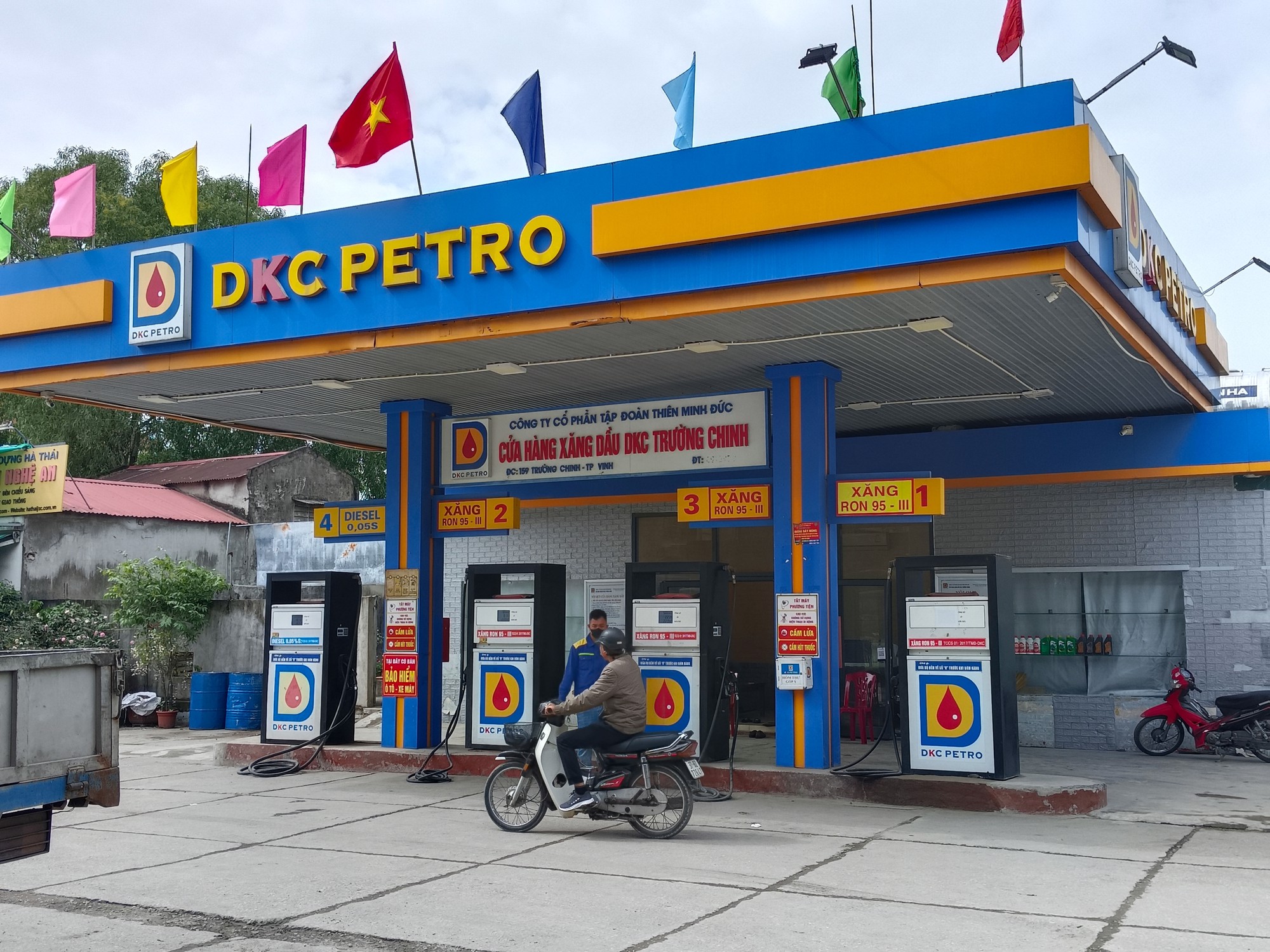 Cửa h&agrave;ng xăng dầu của C&ocirc;ng ty Xăng dầu Thi&ecirc;n Minh Đức tại Nghệ An - một trong những doanh nghiệp vi phạm về thuế bảo vệ m&ocirc;i trường Ảnh: ĐỨC NGỌC