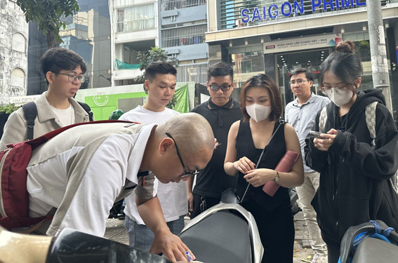 Người lao động tập trung tại trụ sở C&ocirc;ng ty CP Dịch vụ Quản l&yacute; CTM để đ&ograve;i lương
