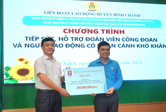 Ông Nguyễn Ngọc Bảo (bên phải) - Phó Chủ tịch LĐLĐ huyện Bình Chánh, TP HCM - tiếp nhận tiền hỗ trợ đoàn viên - lao động khó khăn từ doanh nghiệp đồng hành Ảnh: HUỲNH NHƯ