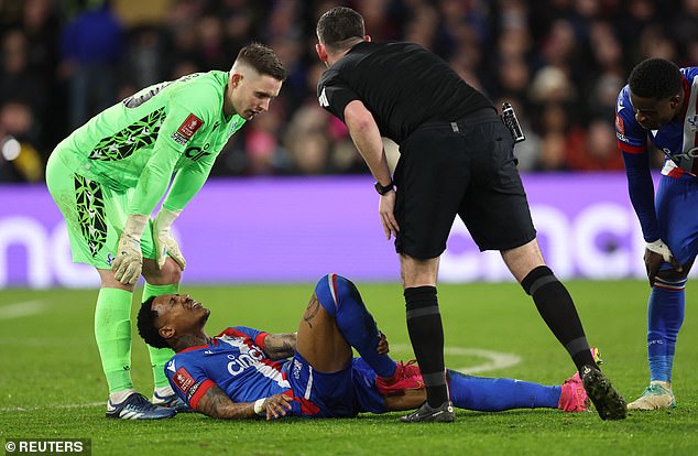 Trọng t&agrave;i Kavanagh bị tố "hủy hoại" trận Palace - Everton bằng thẻ đỏ- Ảnh 3.