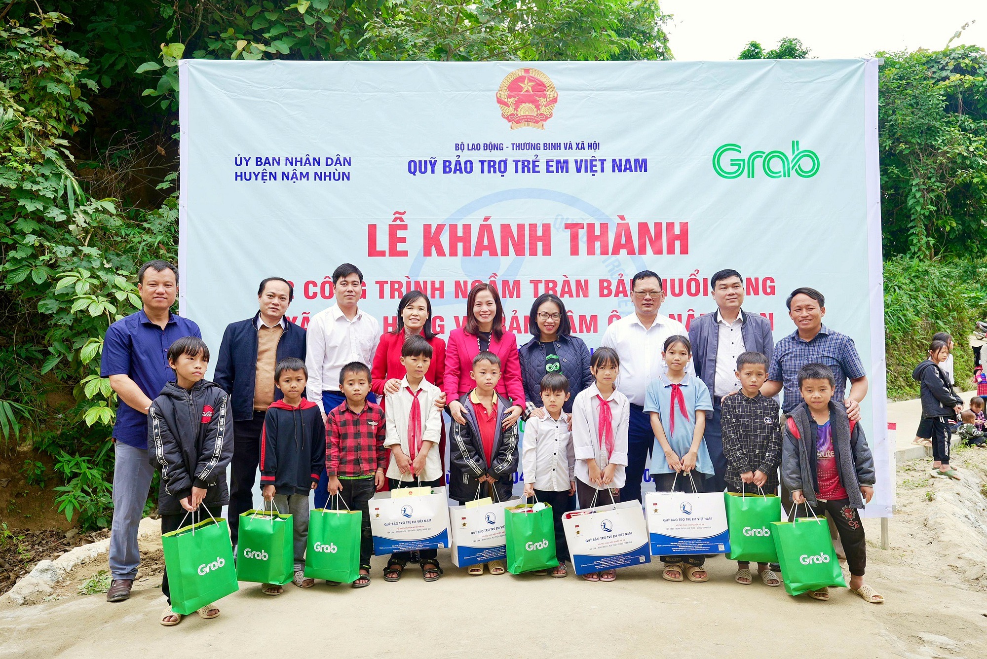 Khánh thành 2 cây cầu thuộc dự án “Xây cầu đến lớp”- Ảnh 1.