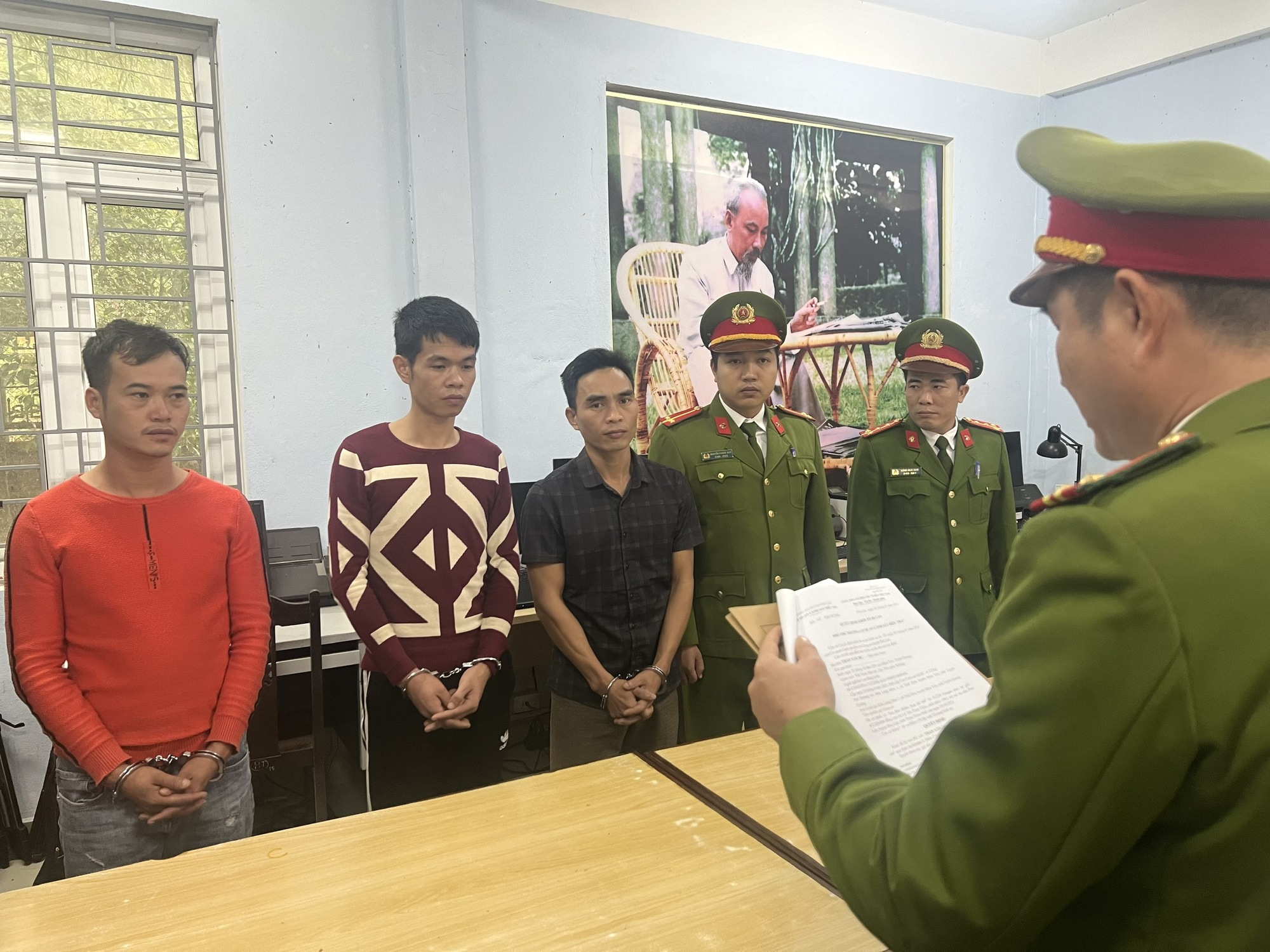 Mất 41 tấn l&uacute;a v&igrave; l&ecirc;n mạng x&atilde; hội Facebook thu&ecirc; người vận chuyển- Ảnh 1.