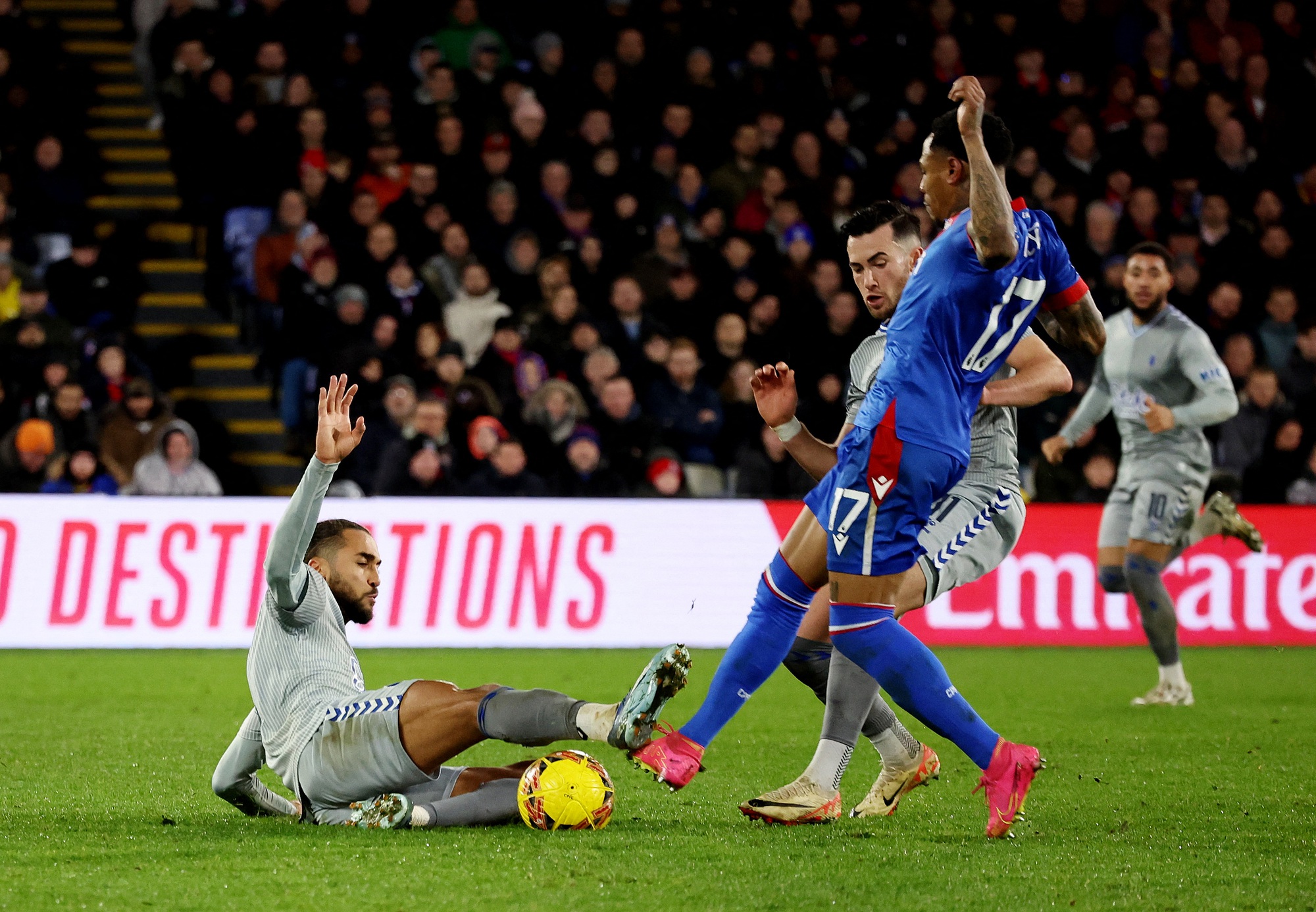 Trọng t&agrave;i Kavanagh bị tố "hủy hoại" trận Palace - Everton bằng thẻ đỏ- Ảnh 2.