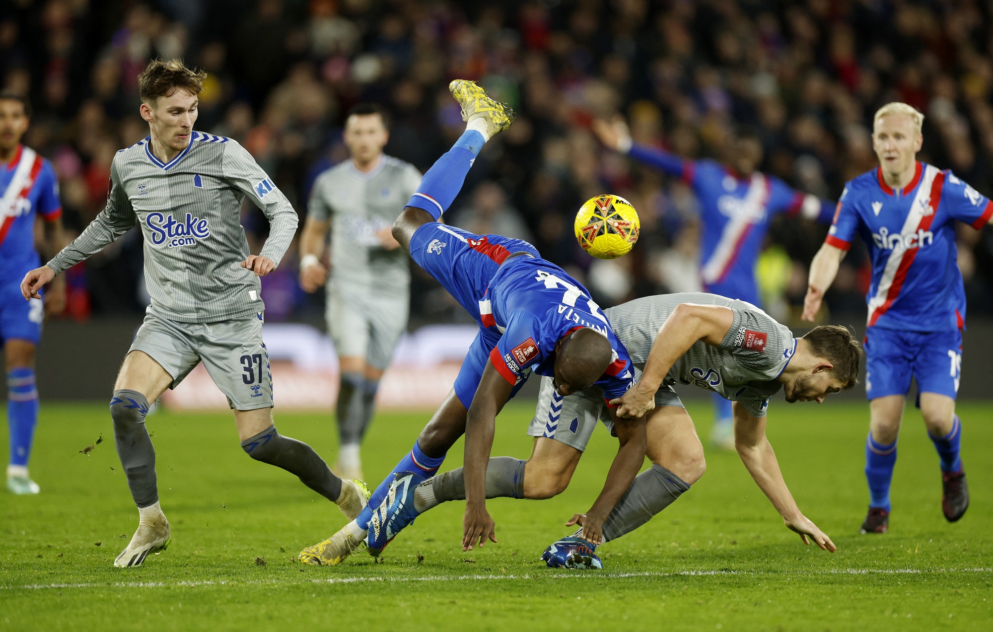 Trọng t&agrave;i Kavanagh bị tố "hủy hoại" trận Palace - Everton bằng thẻ đỏ- Ảnh 6.