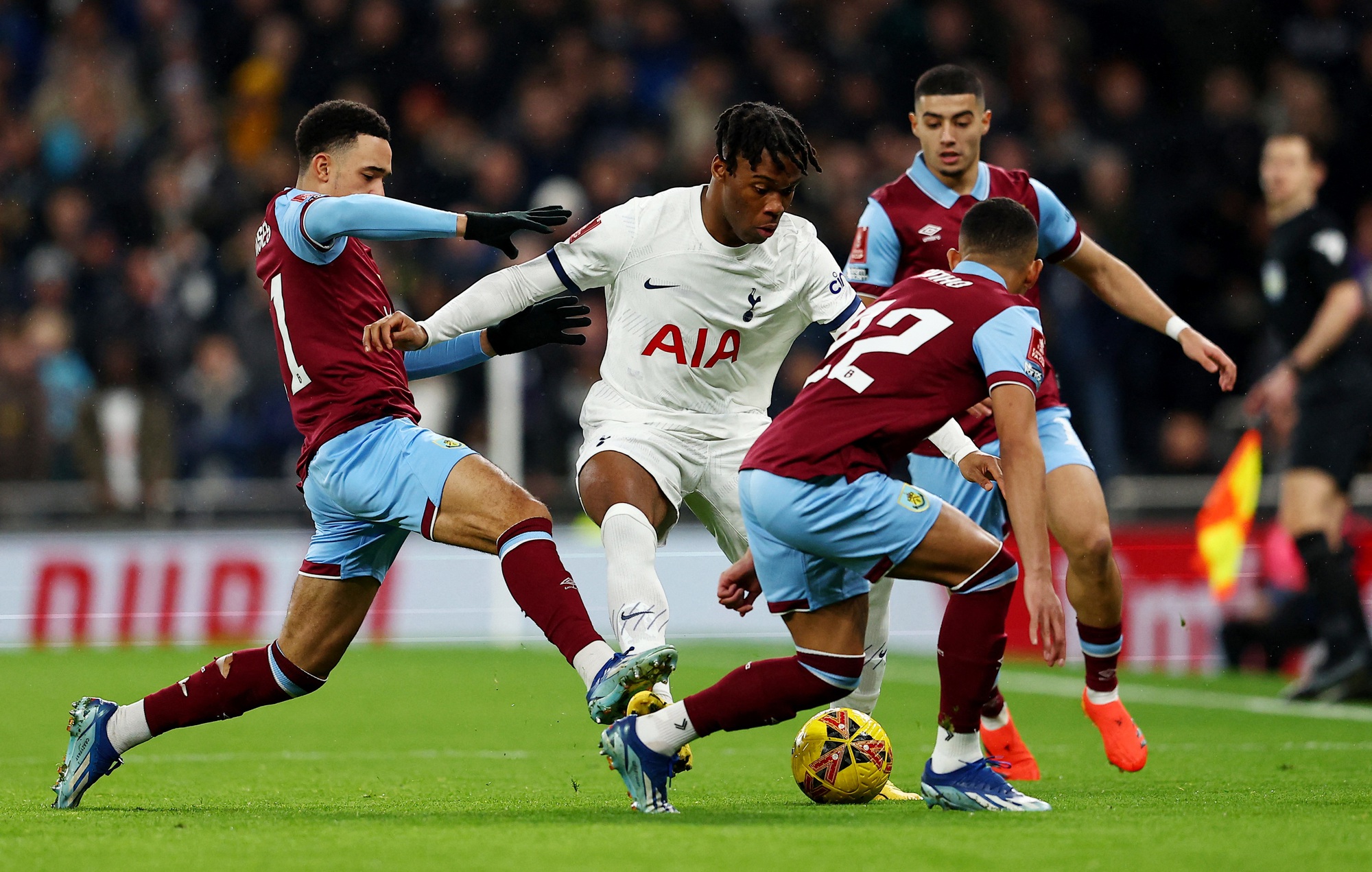 Hậu vệ lập siêu phẩm, Tottenham chật vật vượt vòng ba FA Cup- Ảnh 1.