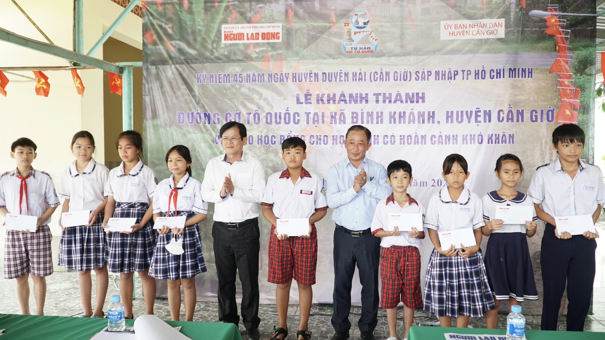 Đường cờ Tổ quốc mừng 45 năm ngày huyện Cần Giờ sáp nhập TP HCM- Ảnh 10.