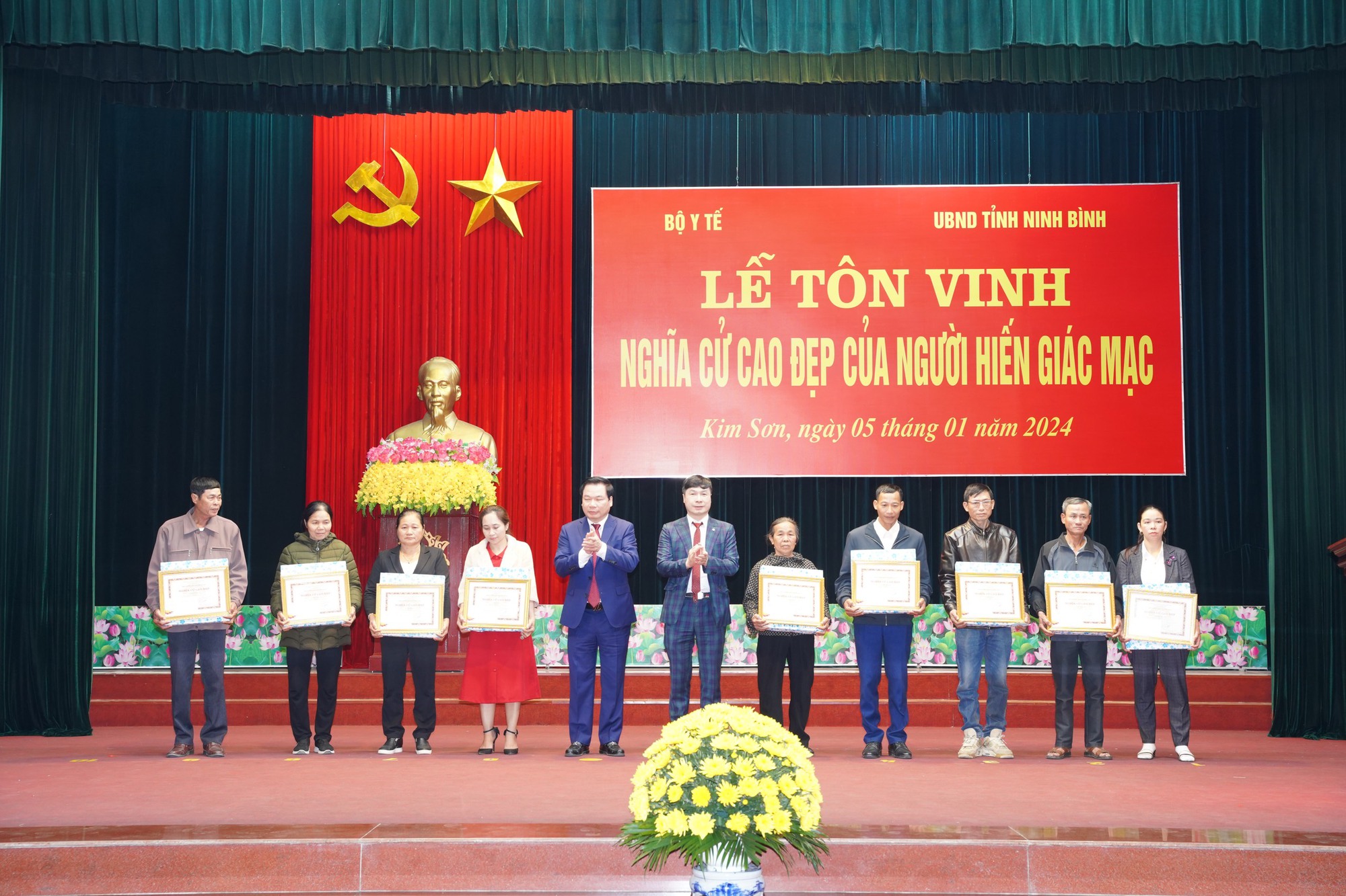 Một địa phương c&oacute; 437 người hiến gi&aacute;c mạc- Ảnh 2.
