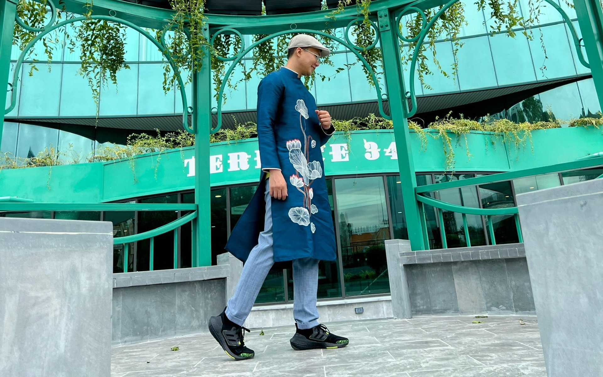 Bạn trẻ đua nhau khoe tình yêu với áo dài