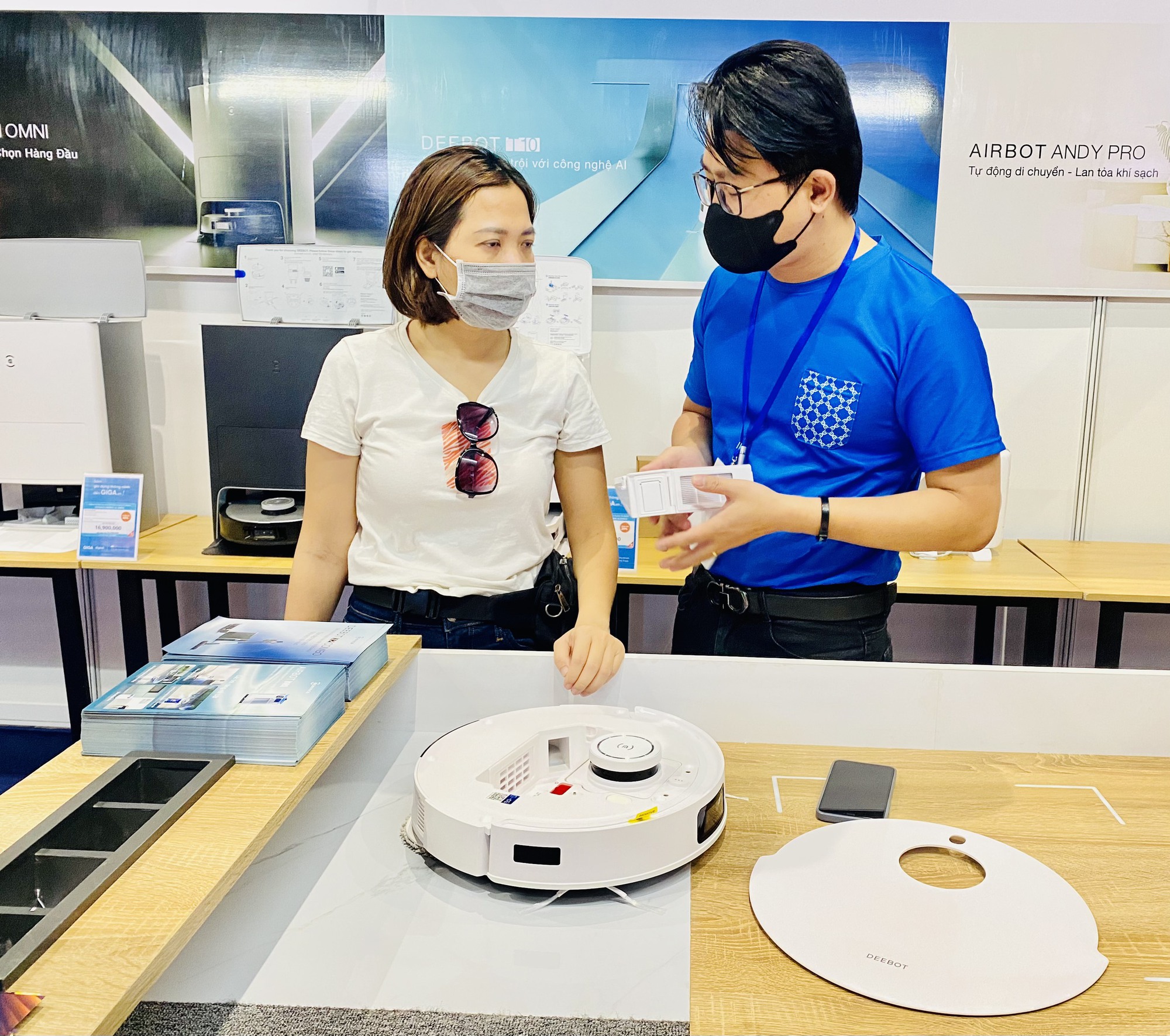 Giới thiệu sản phẩm đồ gia dụng tích hợp công nghệ trí tuệ nhân tạo tại một triển lãm được tổ chức ở TP HCM. Ảnh: LÊ QUANG
