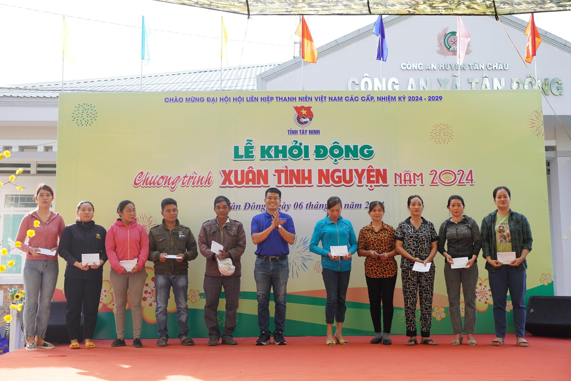 Tỉnh Đo&agrave;n T&acirc;y Ninh chăm lo hơn 1 tỉ đồng trong ng&agrave;y đầu thực hiện "Xu&acirc;n t&igrave;nh nguyện"- Ảnh 7.