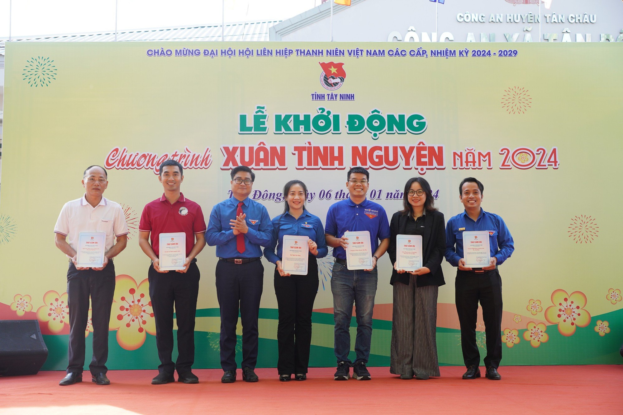 Tỉnh Đo&agrave;n T&acirc;y Ninh chăm lo hơn 1 tỉ đồng trong ng&agrave;y đầu thực hiện "Xu&acirc;n t&igrave;nh nguyện"- Ảnh 8.