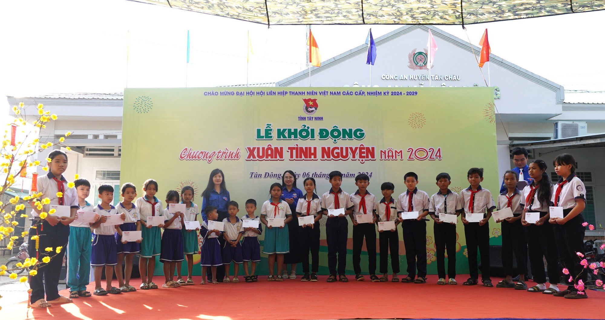 Tỉnh Đo&agrave;n T&acirc;y Ninh chăm lo hơn 1 tỉ đồng trong ng&agrave;y đầu thực hiện "Xu&acirc;n t&igrave;nh nguyện"- Ảnh 4.