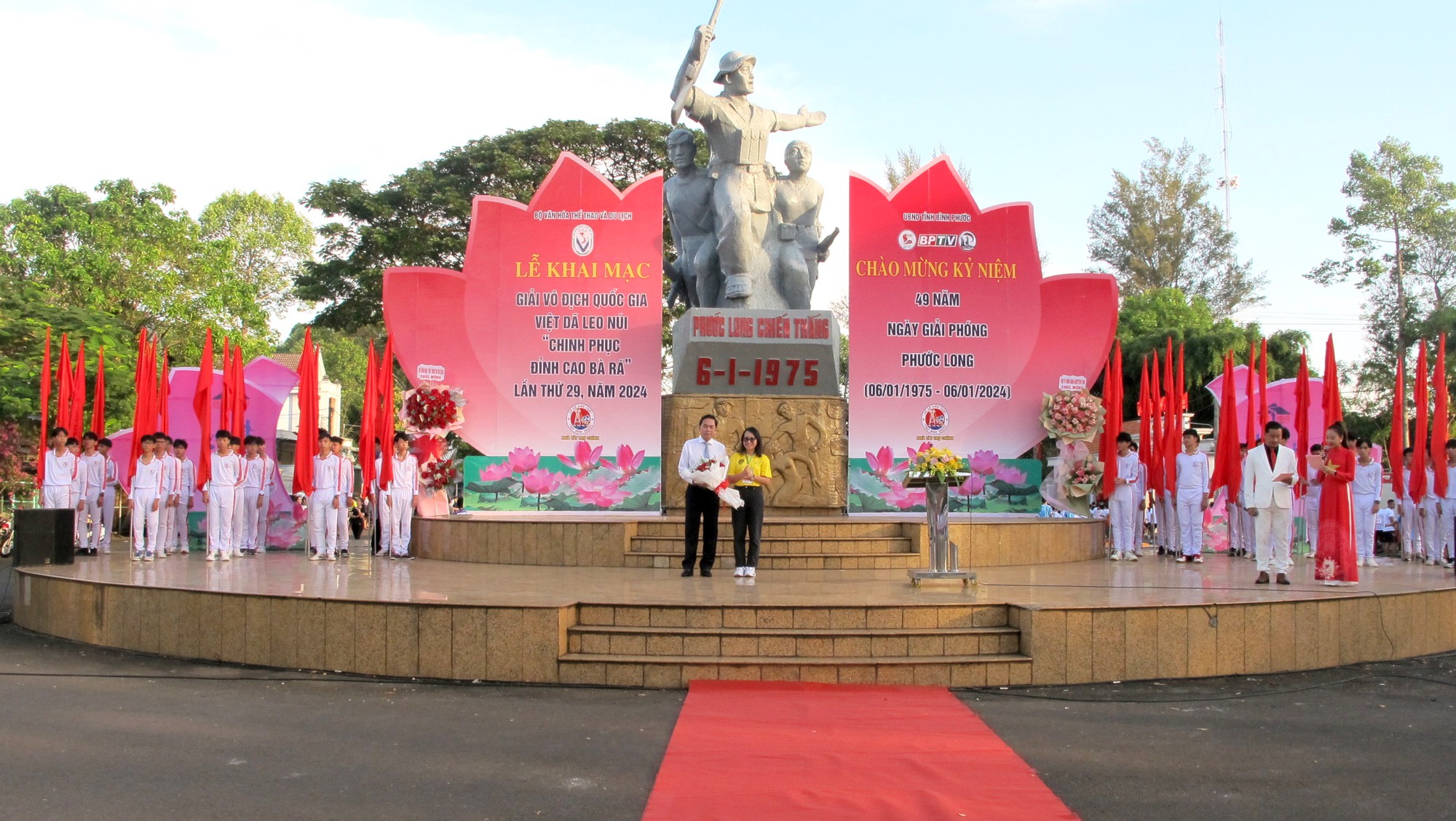Ho&agrave;ng Nguy&ecirc;n Thanh, Nguyễn Thị Oanh chinh phục đỉnh cao B&agrave; R&aacute;- Ảnh 1.