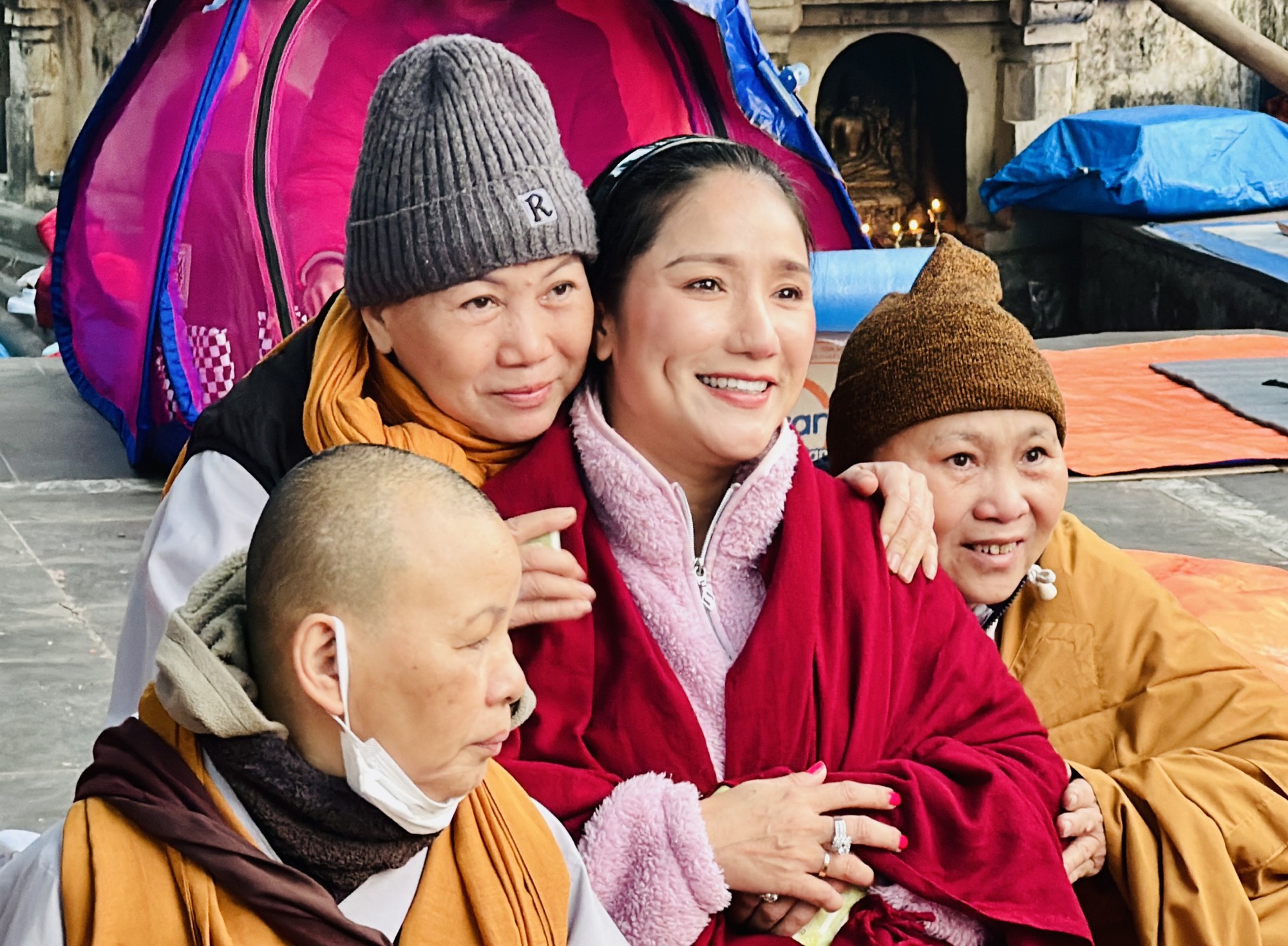 C&aacute;t Tường đưa cha mẹ du lịch v&agrave; thiện nguyện ở Ấn Độ- Ảnh 4.
