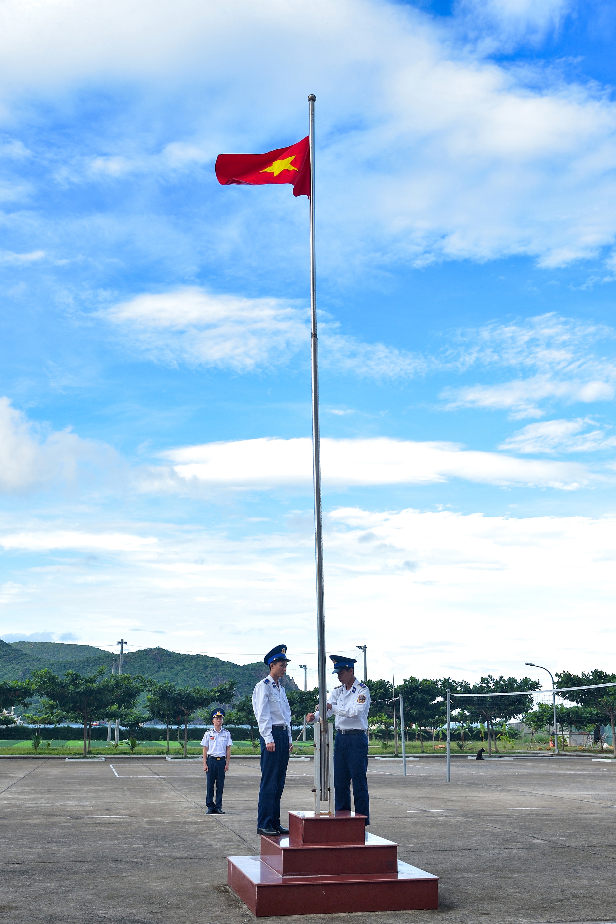 Thượng cờ. Ảnh: NGUYỄN PHƯỚC TO&Agrave;N