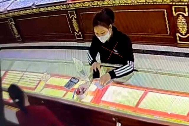 C&ocirc; g&aacute;i trẻ liều lĩnh cướp tiệm v&agrave;ng- Ảnh 1.