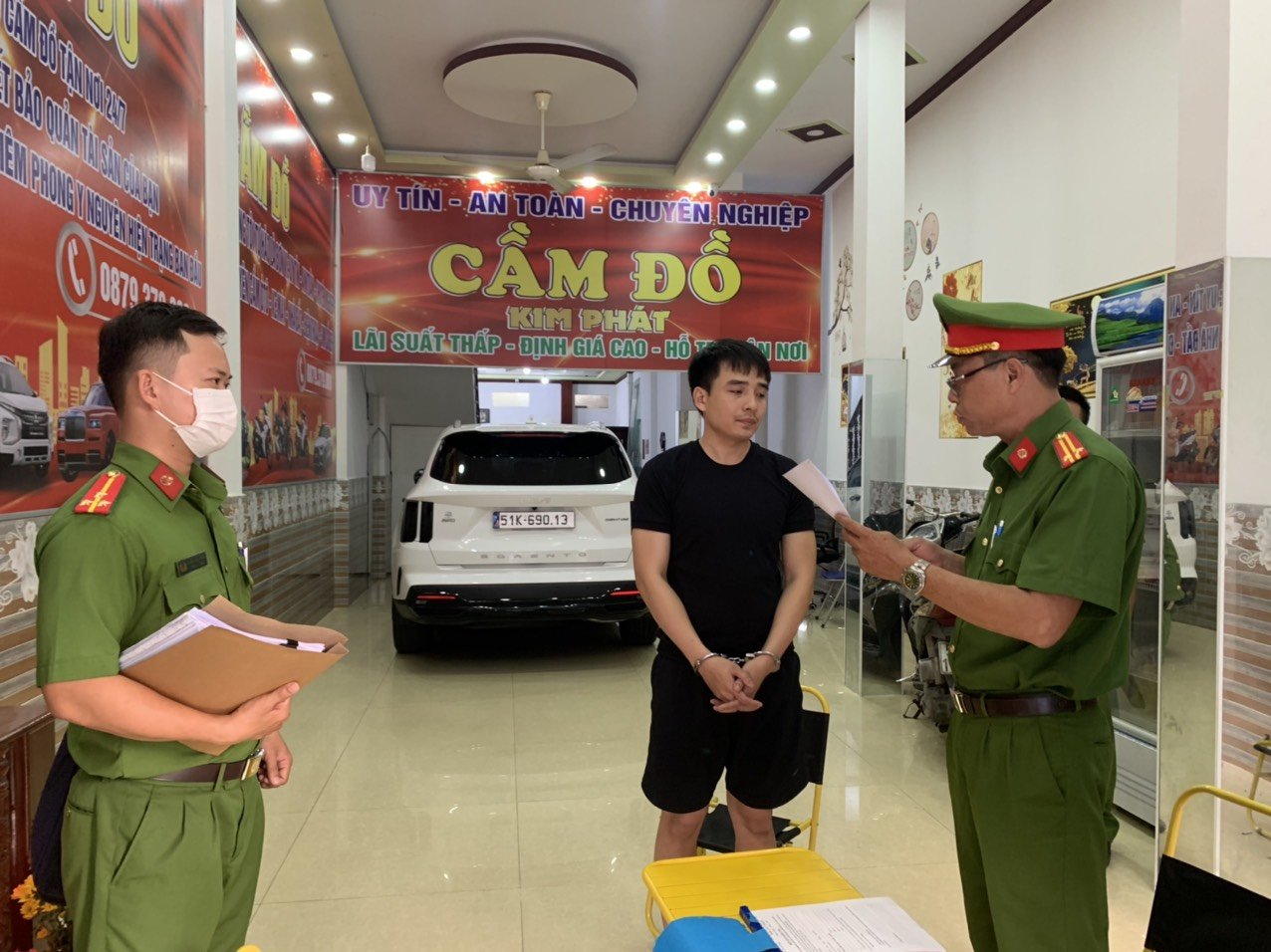 Thuê nhiều thanh niên xăm trổ đi tìm người có nhu cầu vay tiền, rồi thu lãi "cắt cổ"- Ảnh 1.