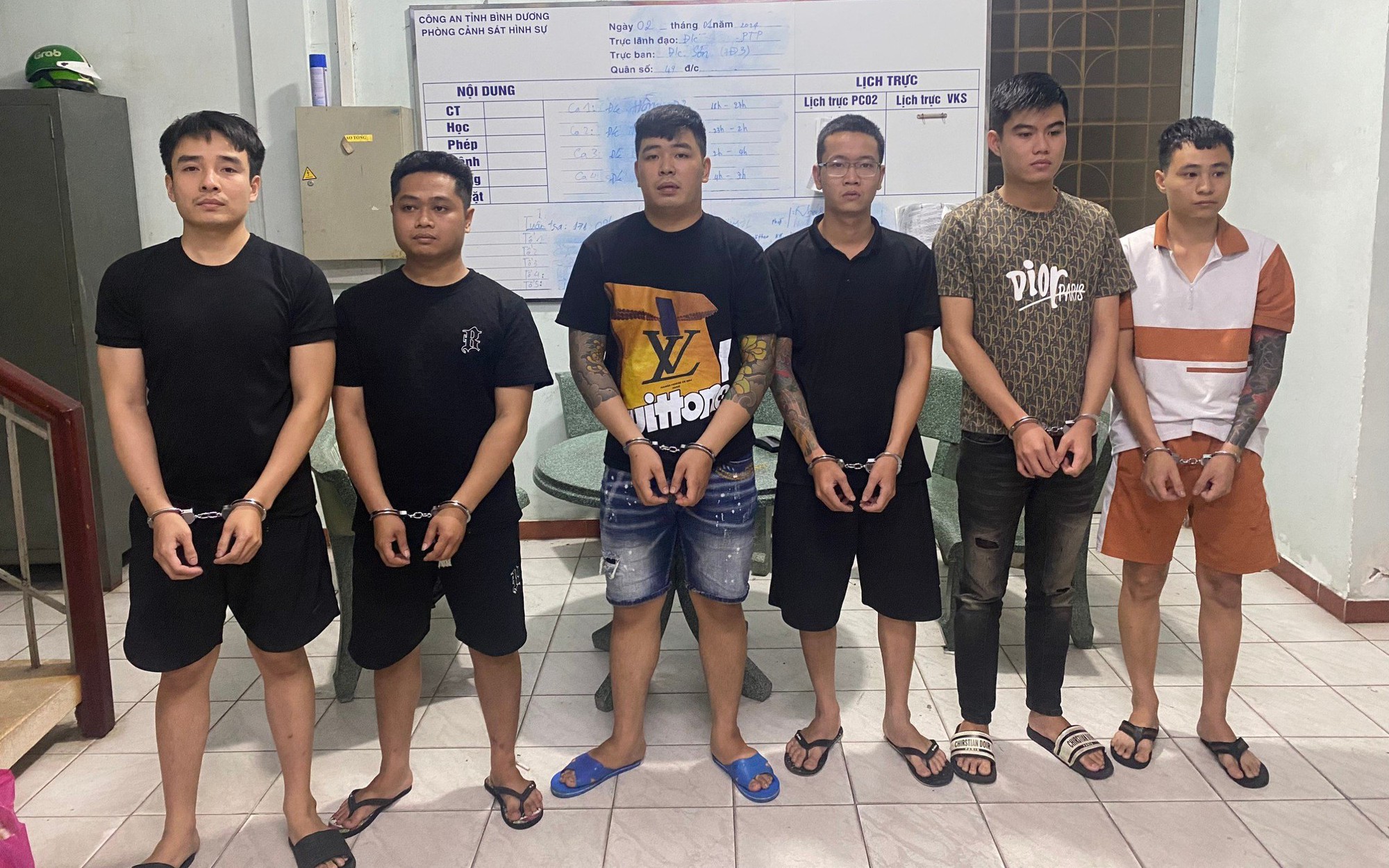 Thuê nhiều thanh niên xăm trổ đi tìm người có nhu cầu vay tiền, rồi thu lãi "cắt cổ"