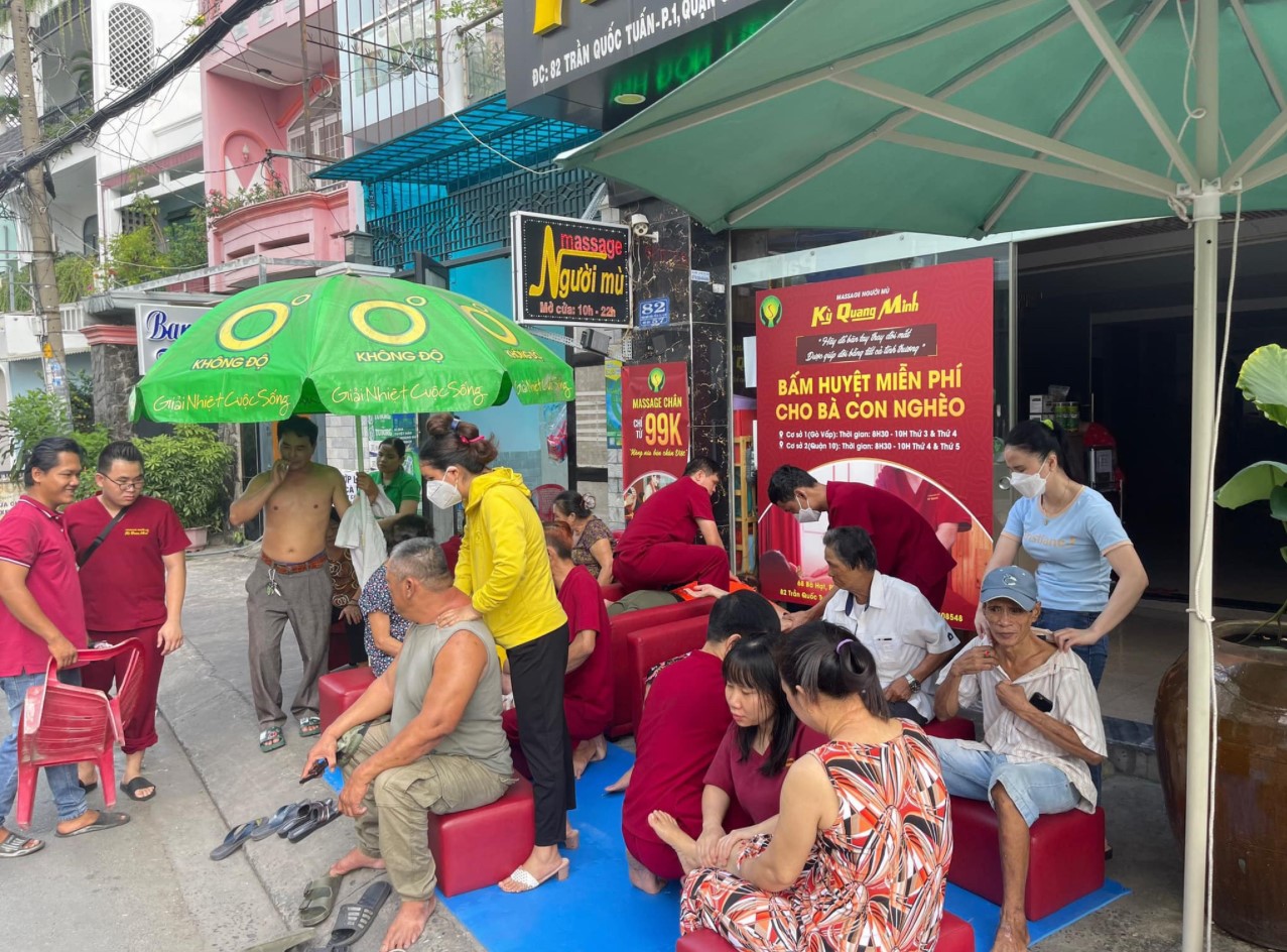 Người khiếm thị được Châu Cao Minh cưu mang, có việc làm và thỉnh thoảng họ còn làm từ thiện bằng đôi tay có nghề của mìnhẢnh: Kỳ Quang Minh
