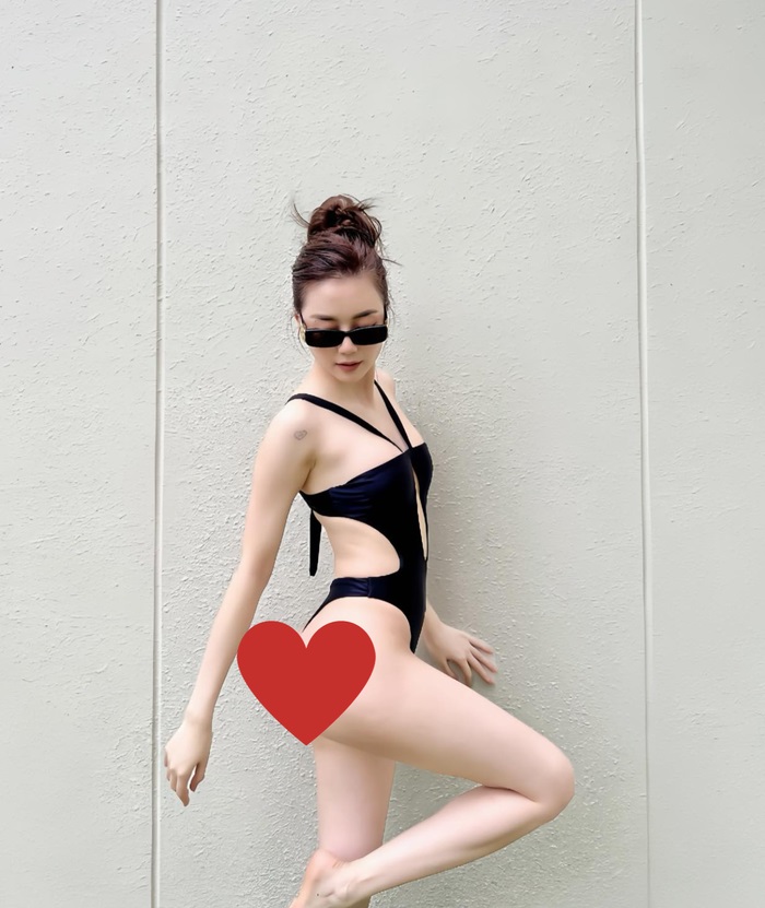 Chị em ca sĩ Vbiz bị chỉ trích vì bikini cắt xẻ táo bạo
- Ảnh 2.