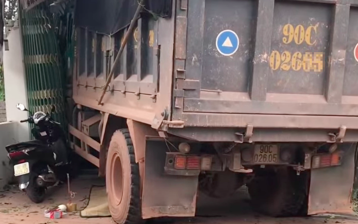 Xe tải va chạm với xe máy, tông vào quán cắt tóc làm 4 người thương vong