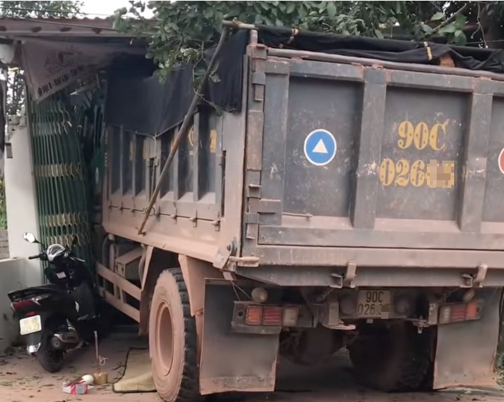 Xe tải va chạm với xe máy, tông vào quán cắt tóc làm 4 người thương vong- Ảnh 1.