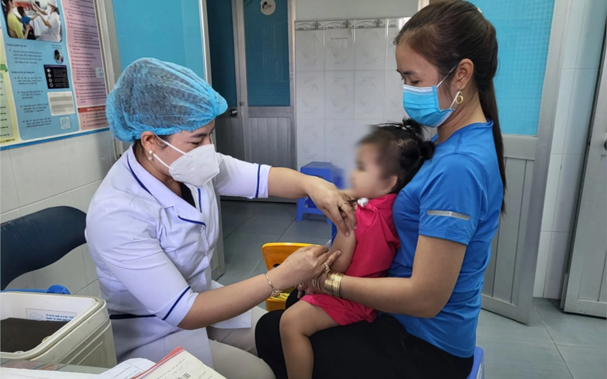 Sau 1 tuần, hơn 5.000 trẻ được tiêm vắc-xin "5 trong 1"