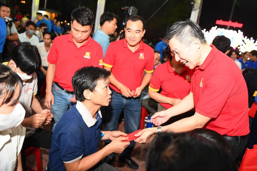 &Ocirc;ng Lester Tan c&ugrave;ng c&aacute;c nh&acirc;n vi&ecirc;n c&ocirc;ng ty trao tận tay c&aacute;c m&oacute;n qu&agrave; Tết tại sự kiện ở B&igrave;nh Dương
