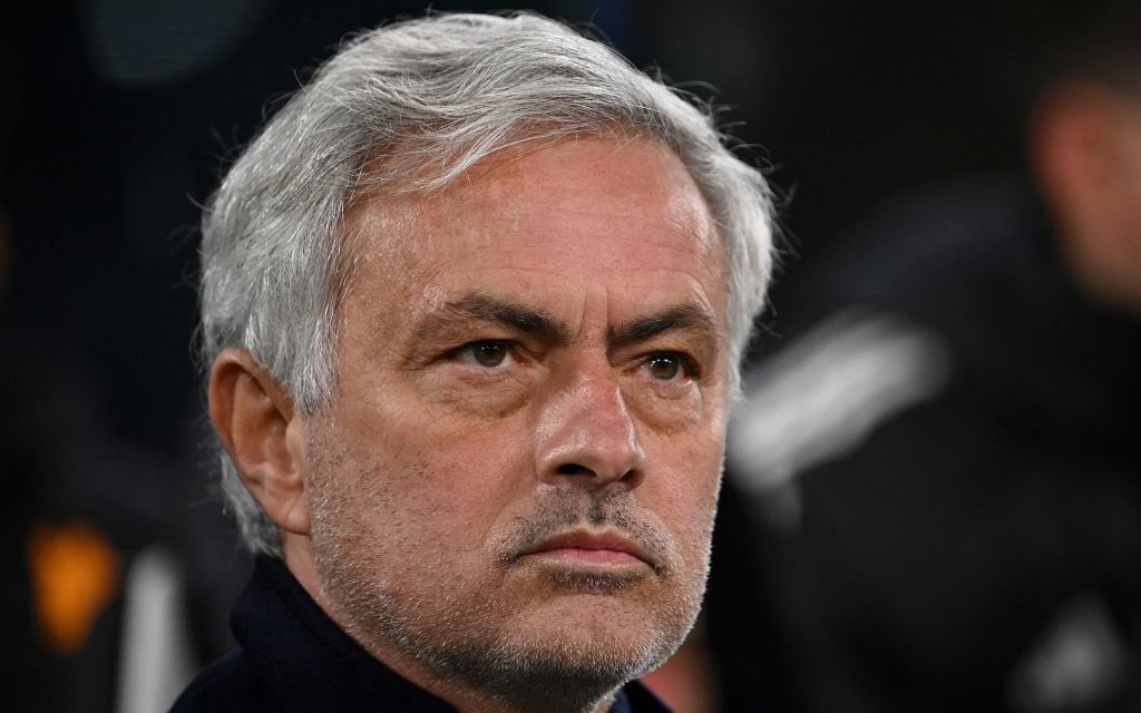 HLV Mourinho lần thứ 2 bị thẻ đỏ trong mùa này