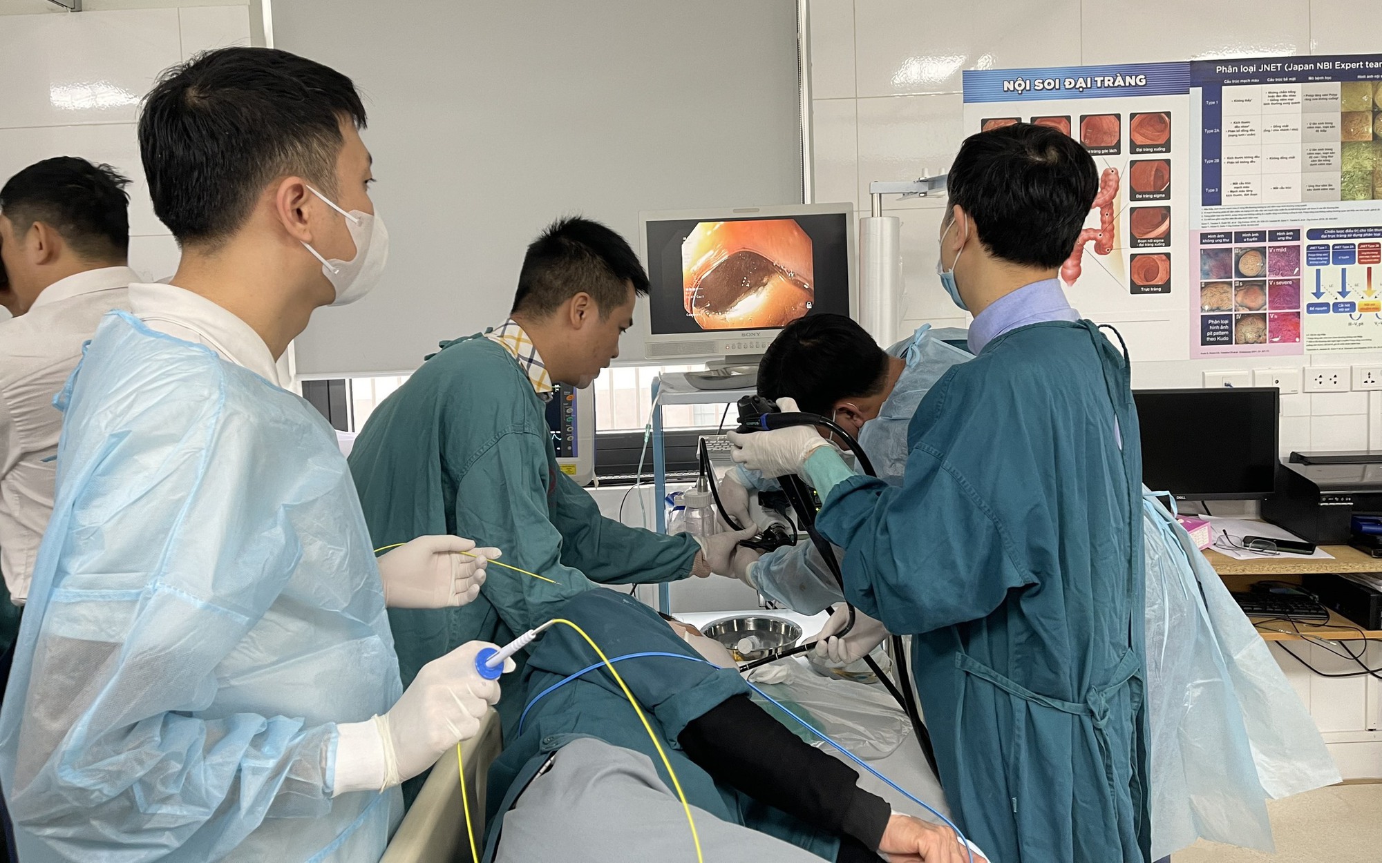 Bệnh nhân hết cảnh chờ cả tuần mới được chụp chiếu tại Bệnh viện Bạch Mai