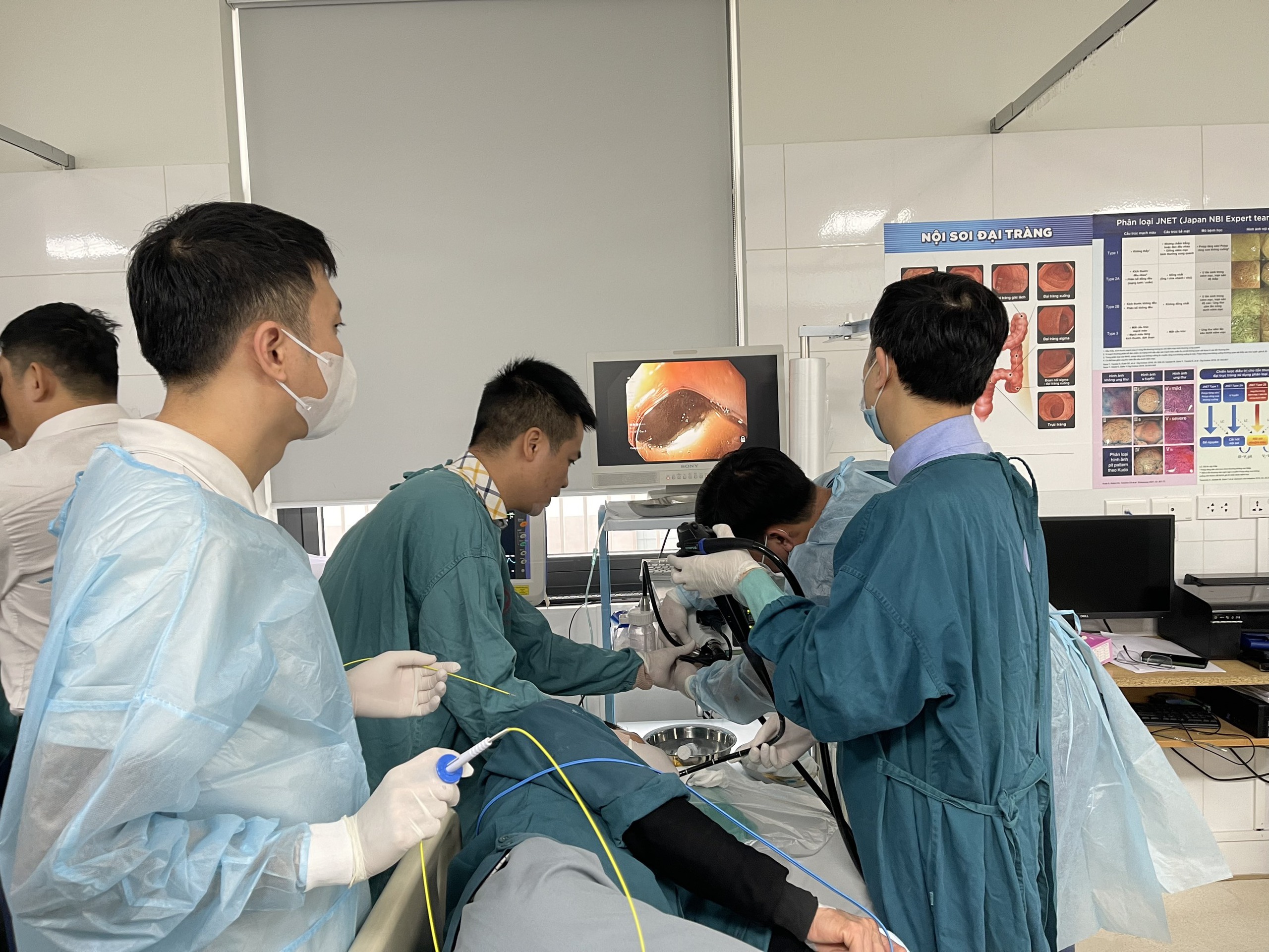 Bệnh nhân hết cảnh chờ cả tuần mới được chụp chiếu- Ảnh 2.