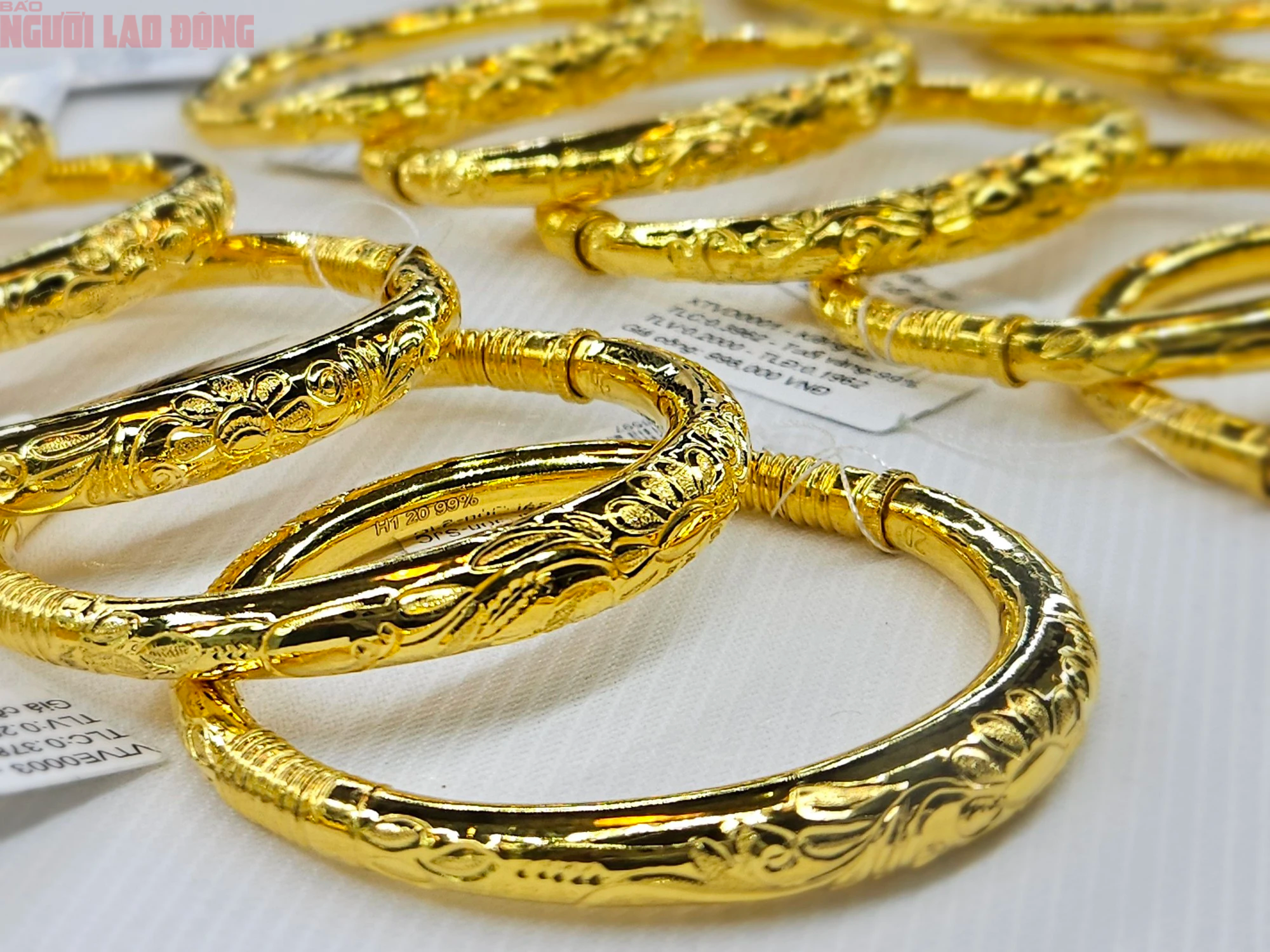Cuối ng&agrave;y 8-1, gi&aacute; v&agrave;ng SJC lẫn v&agrave;ng nhẫn c&ugrave;ng giảm mạnh- Ảnh 1.